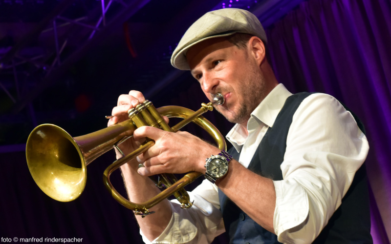 You can see Thomas Siffling playing his trumpet