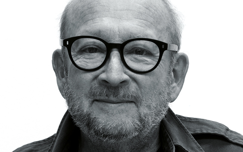 Schwarz-weiß Portrait des Künstlers Ulrich Bernhardt