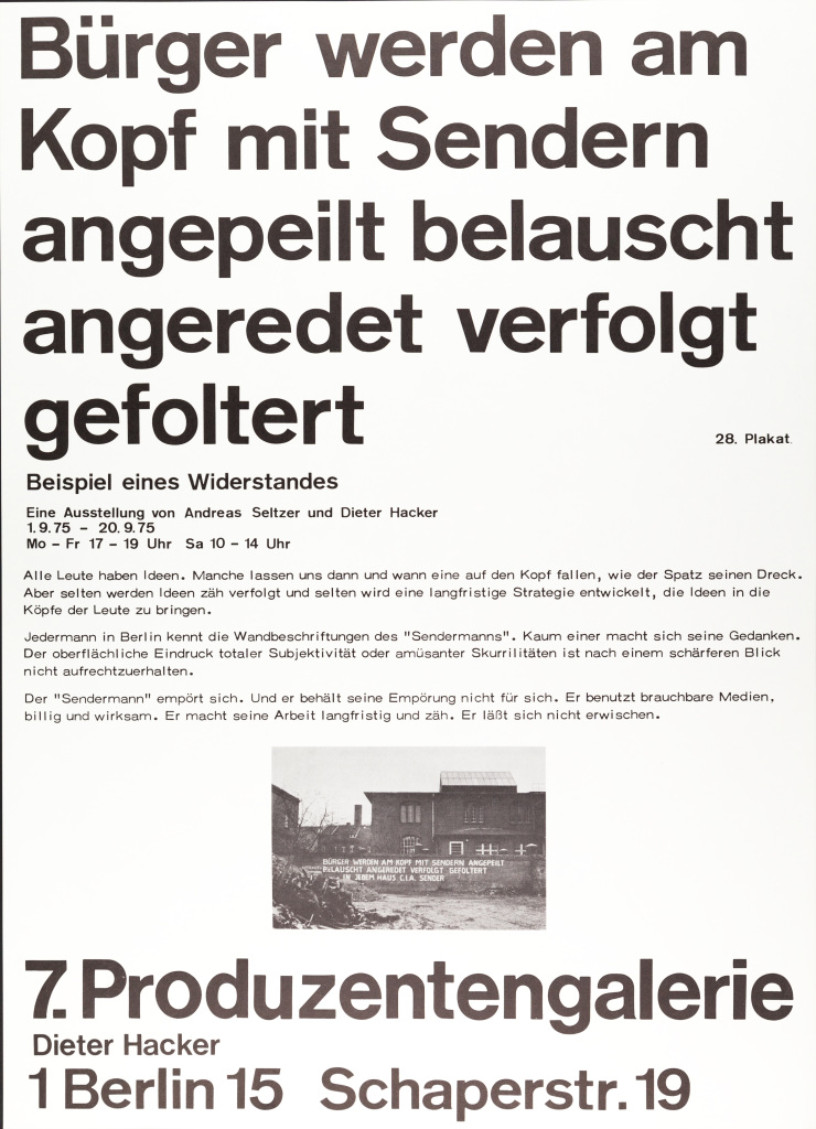 Plakat mit Text: Bürger werden am Kopf mit Sendern angepeilt belauscht angeredet verfolgt gefolter. Beispiel eines Widerstands. Eine Ausstellung von Andreas Seltzer und Dieter Hacker 