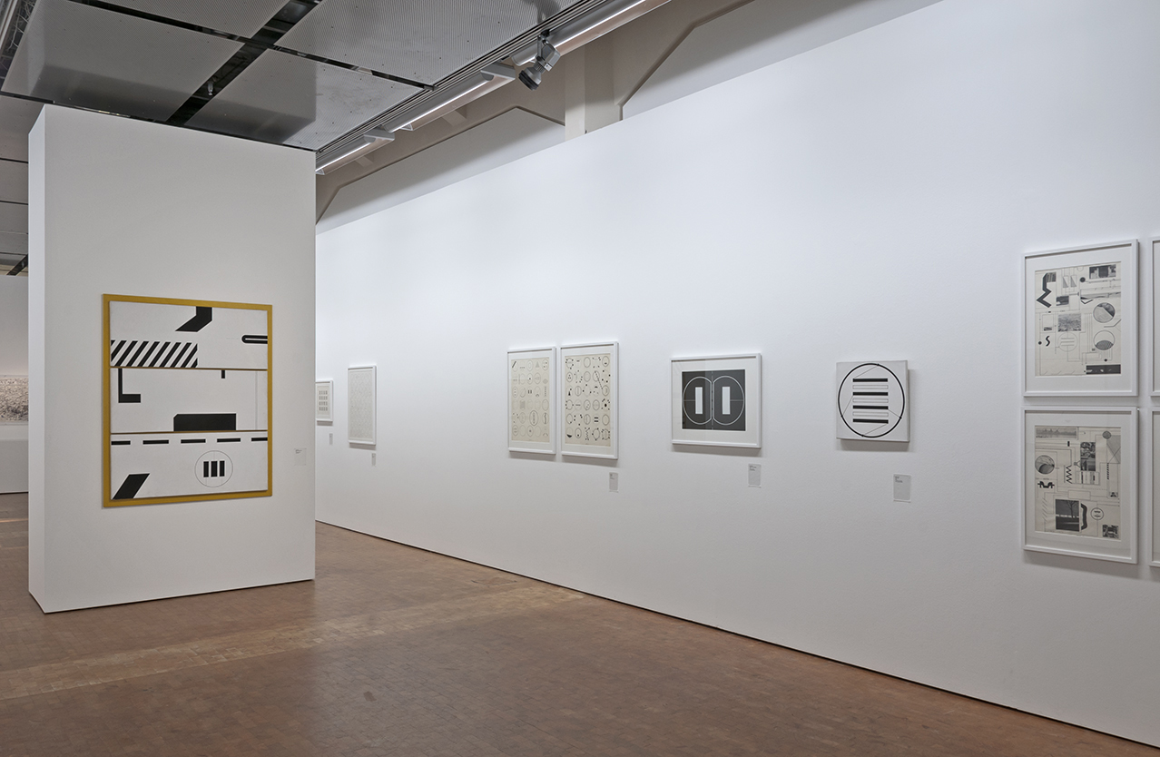 Blick in die Ausstellung mit dem Titel »Der Algorithmus des Manfred Mohr«