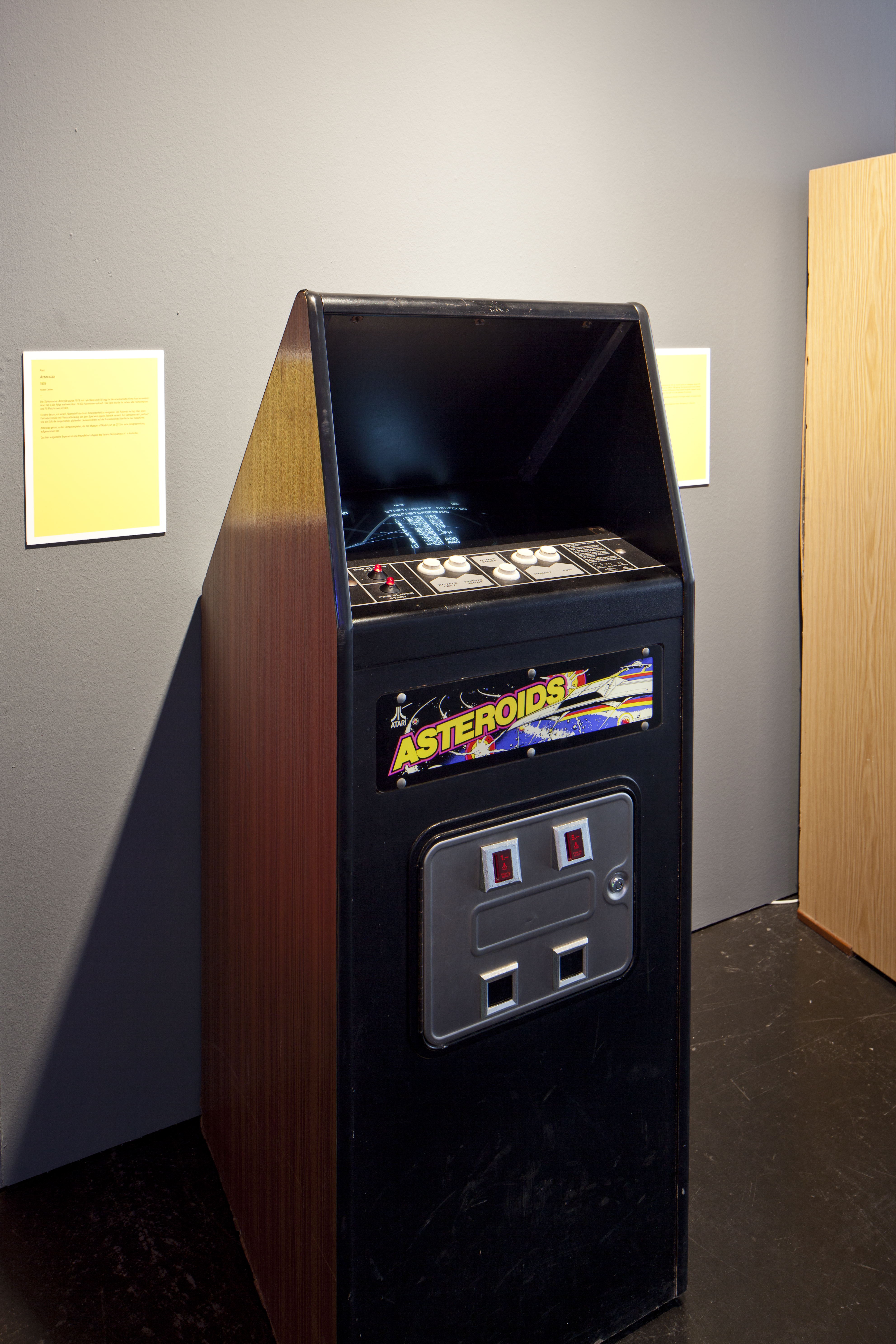Ein Spielautomat mit der Aufschrift »Asteroids«