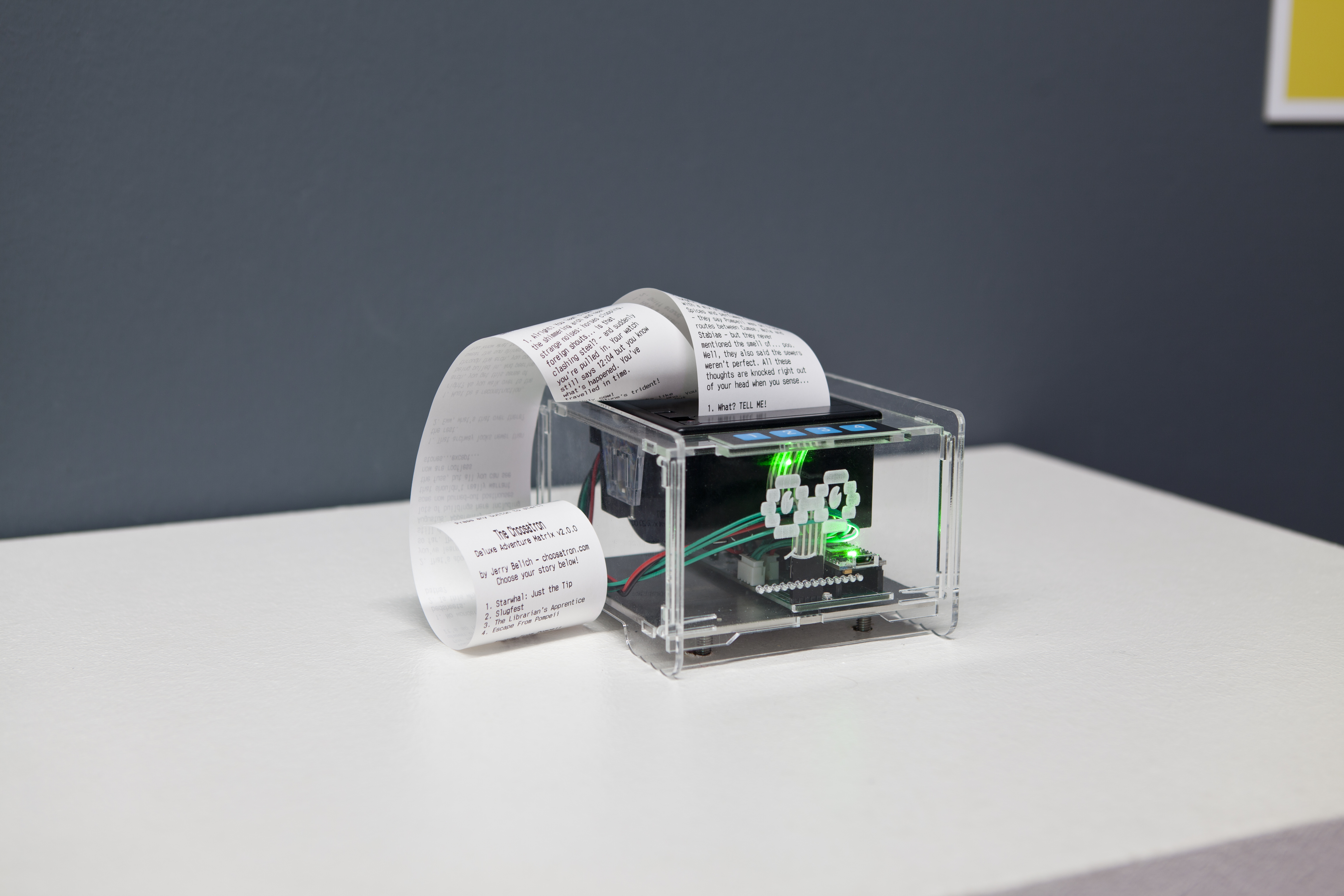 Ein durchsichtiger Drucker bedruckt einen langen Zettel
