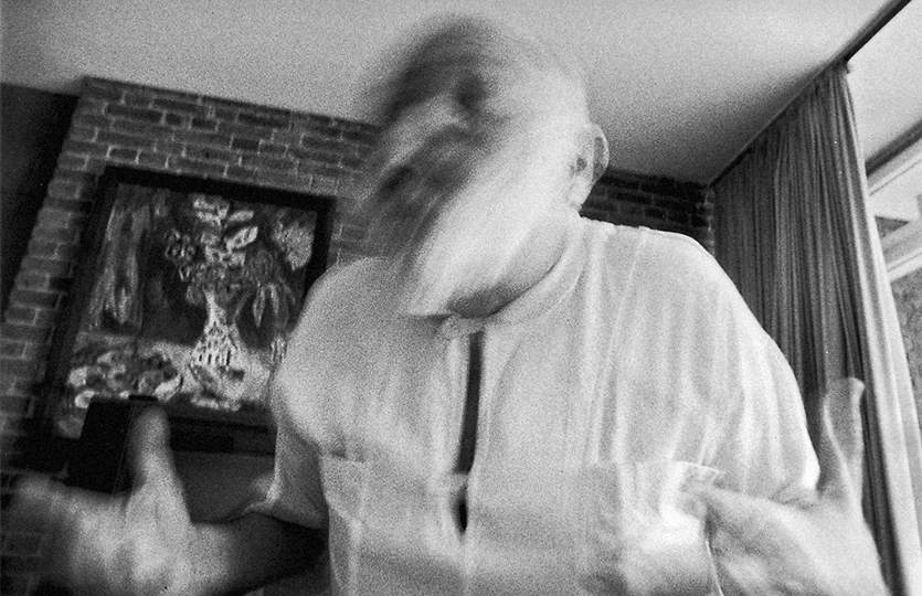 Schwarzweiße Fotografie: Vilém Flusser gestikulierend