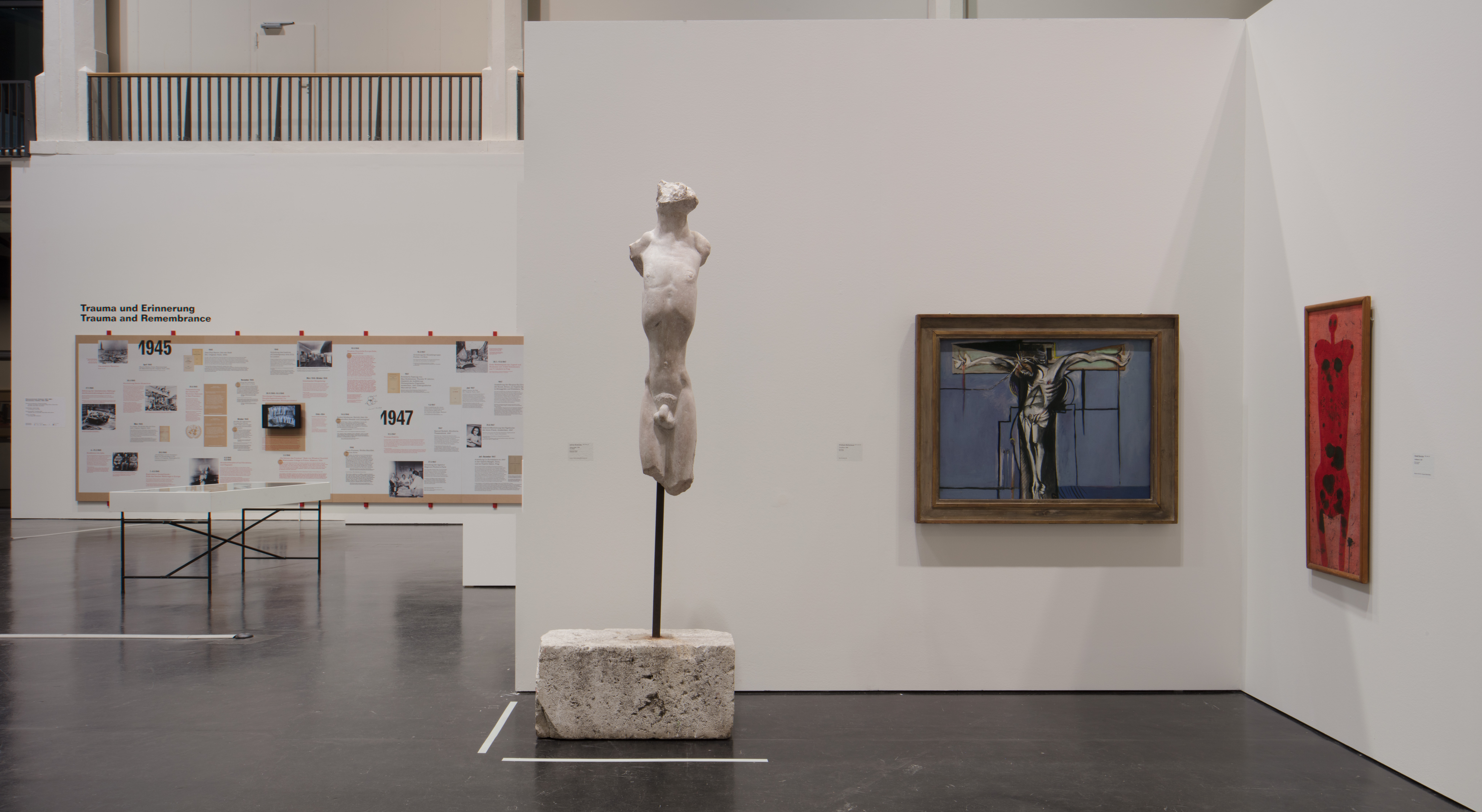 Blick in die Ausstellung »Kunst in Europa 1945-1968« mit zwei Gemälden und einer Skulptur.