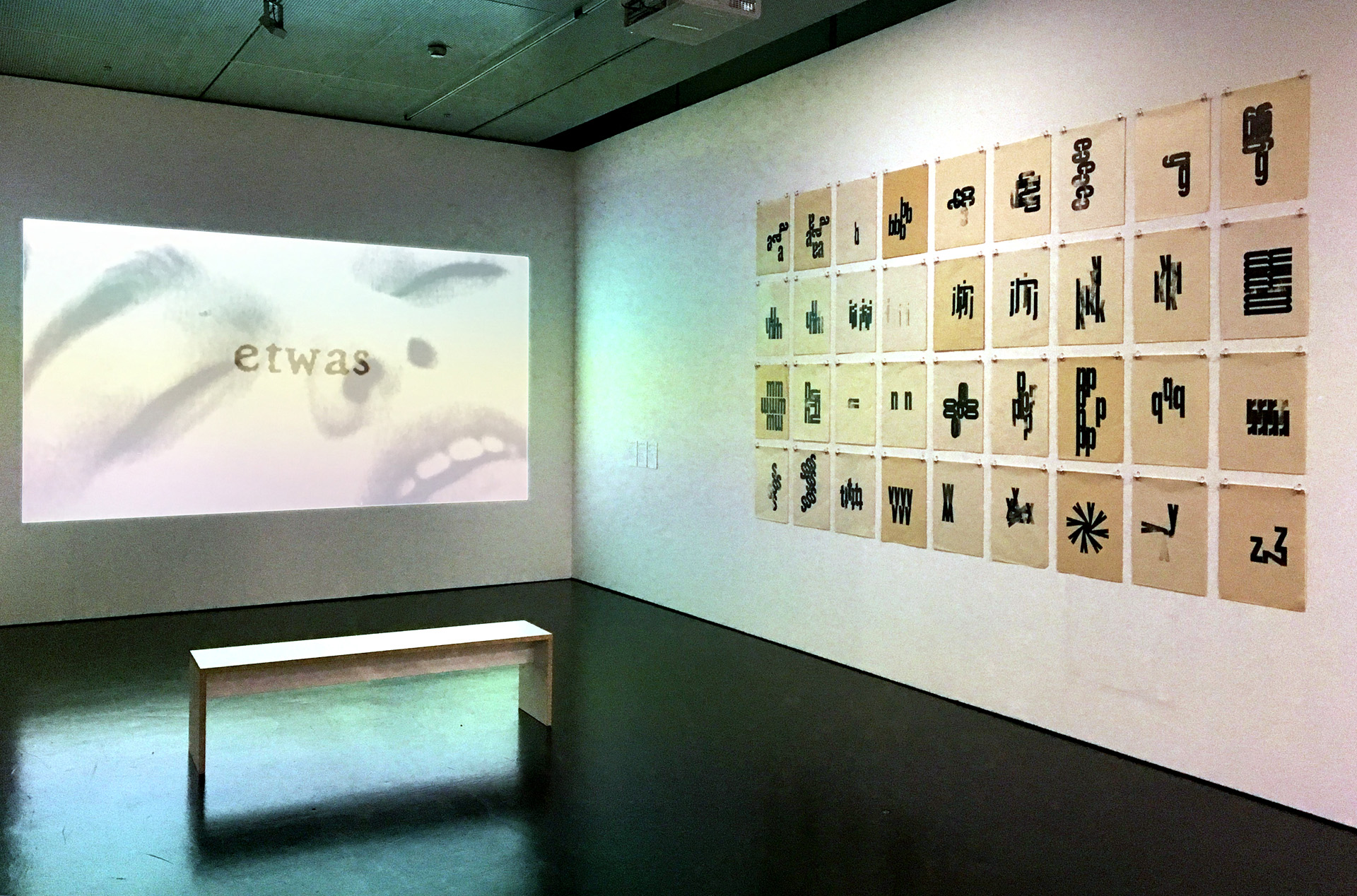 Blick in die Ausstellung »Hansjörg Mayer. The Smell of Ink«