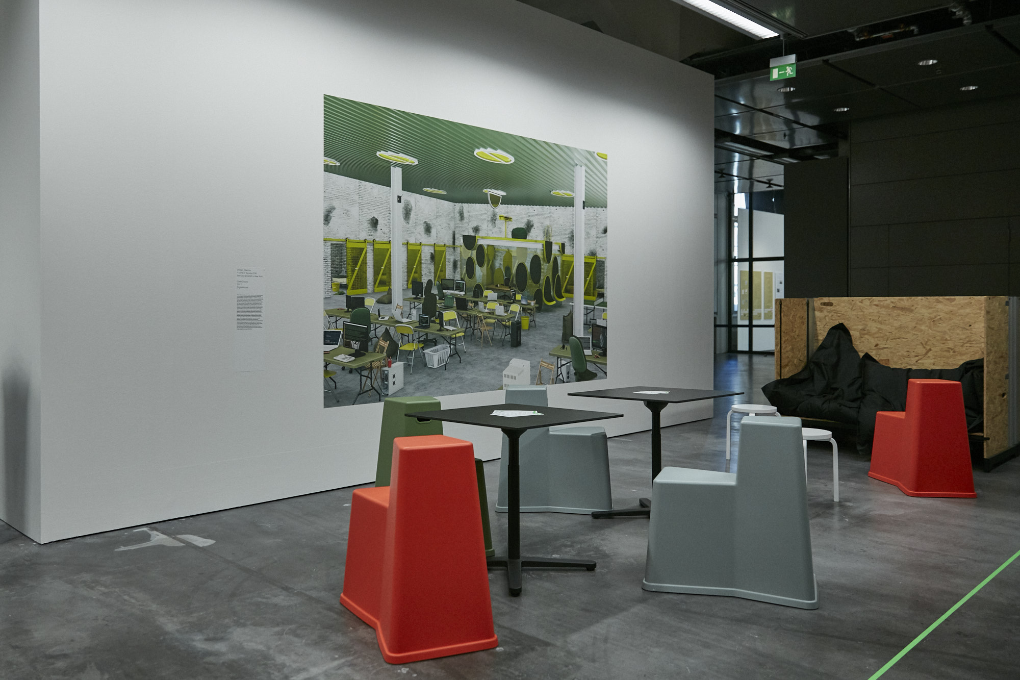 Blick in die Ausstellung »Learning Takes Place«