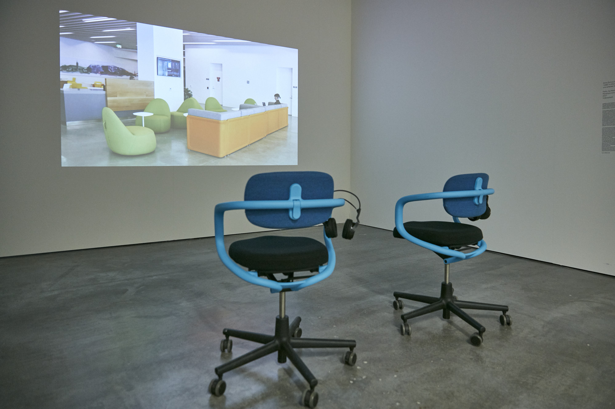 Blick in die Ausstellung »Learning Takes Place«