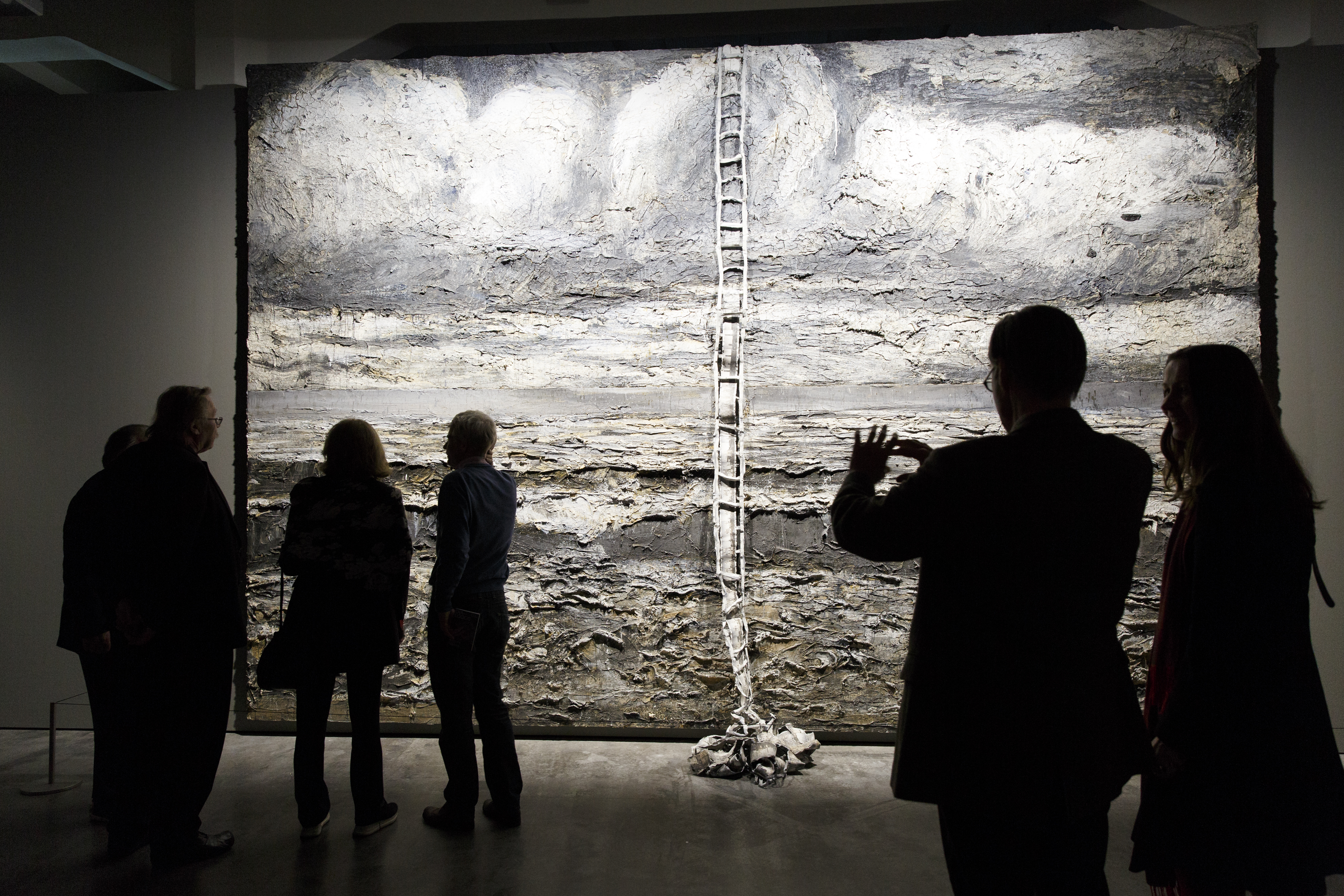 BesucherInnen vor der großen Schiefertafel von Anselm Kiefer. 