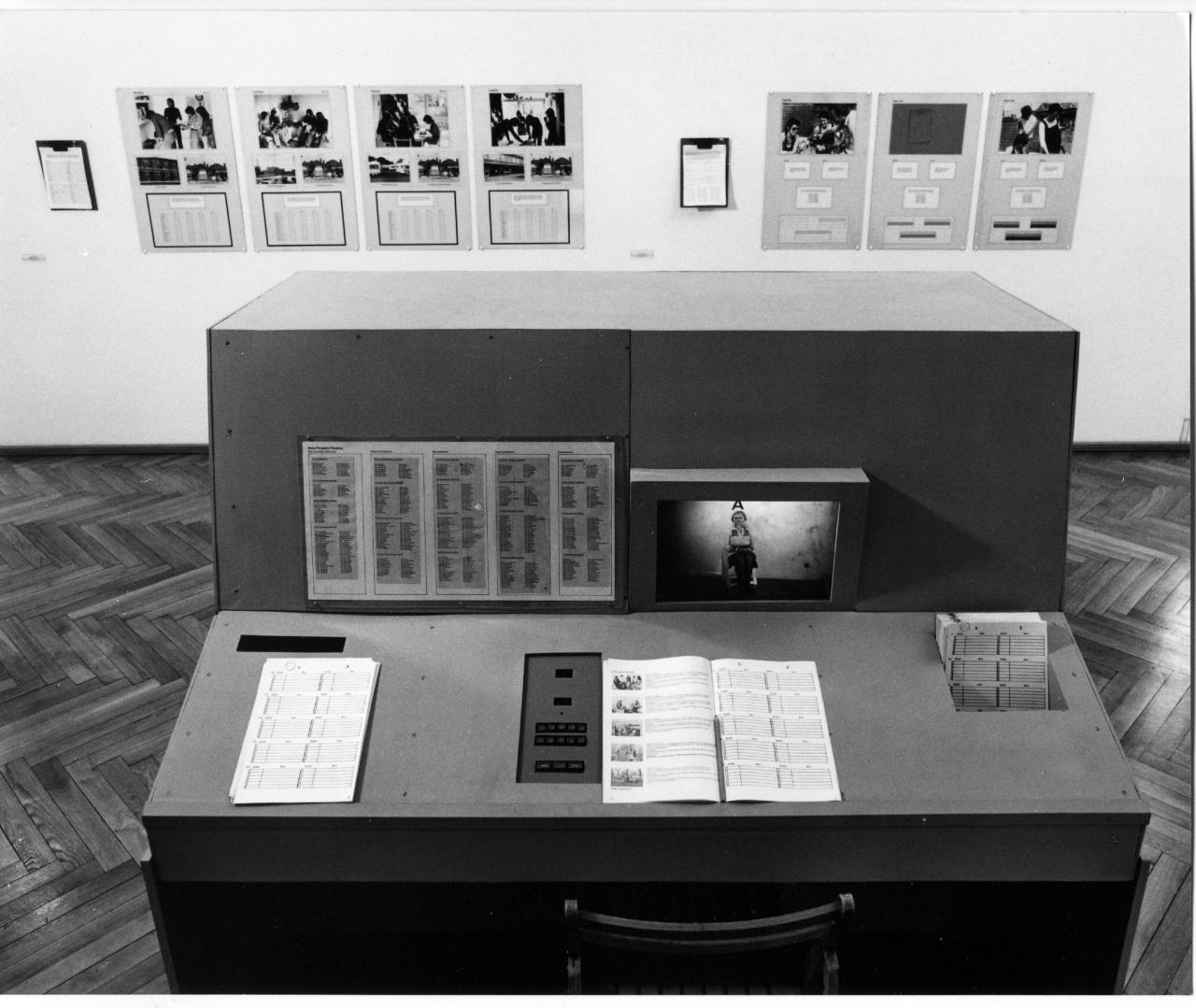 Ein großer Computer mit einem Bildschirm in einem Raum mit Holzboden.