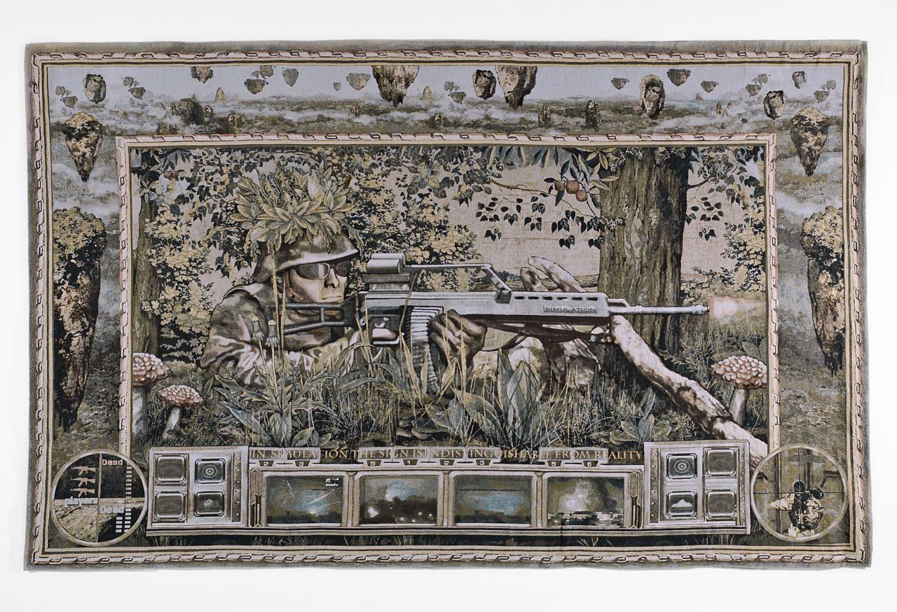 Gewebte Darstellung eines liegenden Soldaten mit Gewehr in einer Waldlandschaft