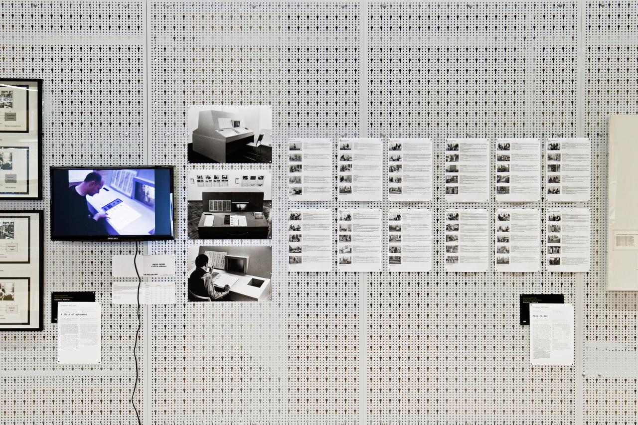 Installation mit einem Bildschirm, Fotografien und Texten