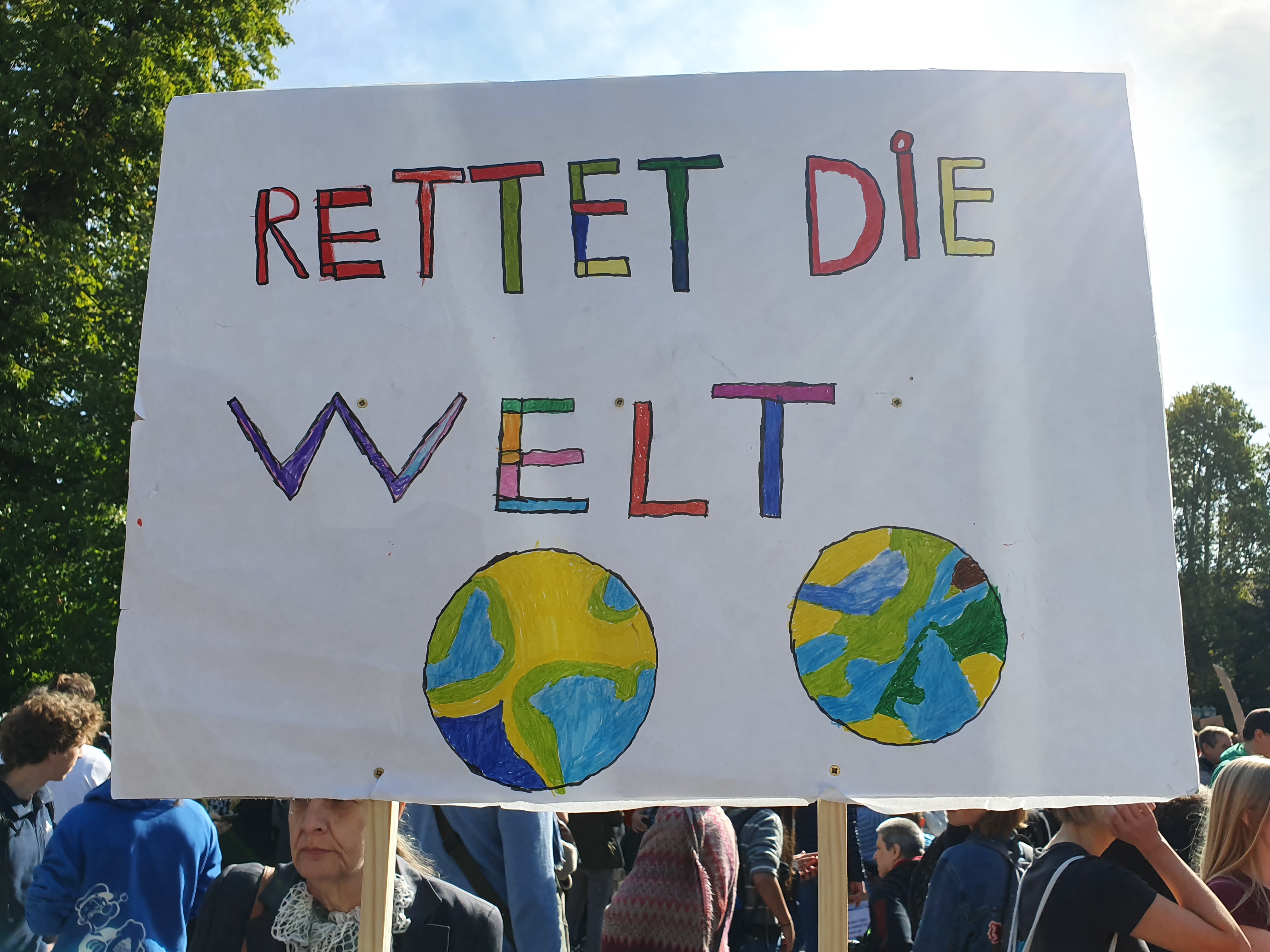 Plakat der Klimademo »Fridays for Future« mit dem Text »Rettet die Welt«