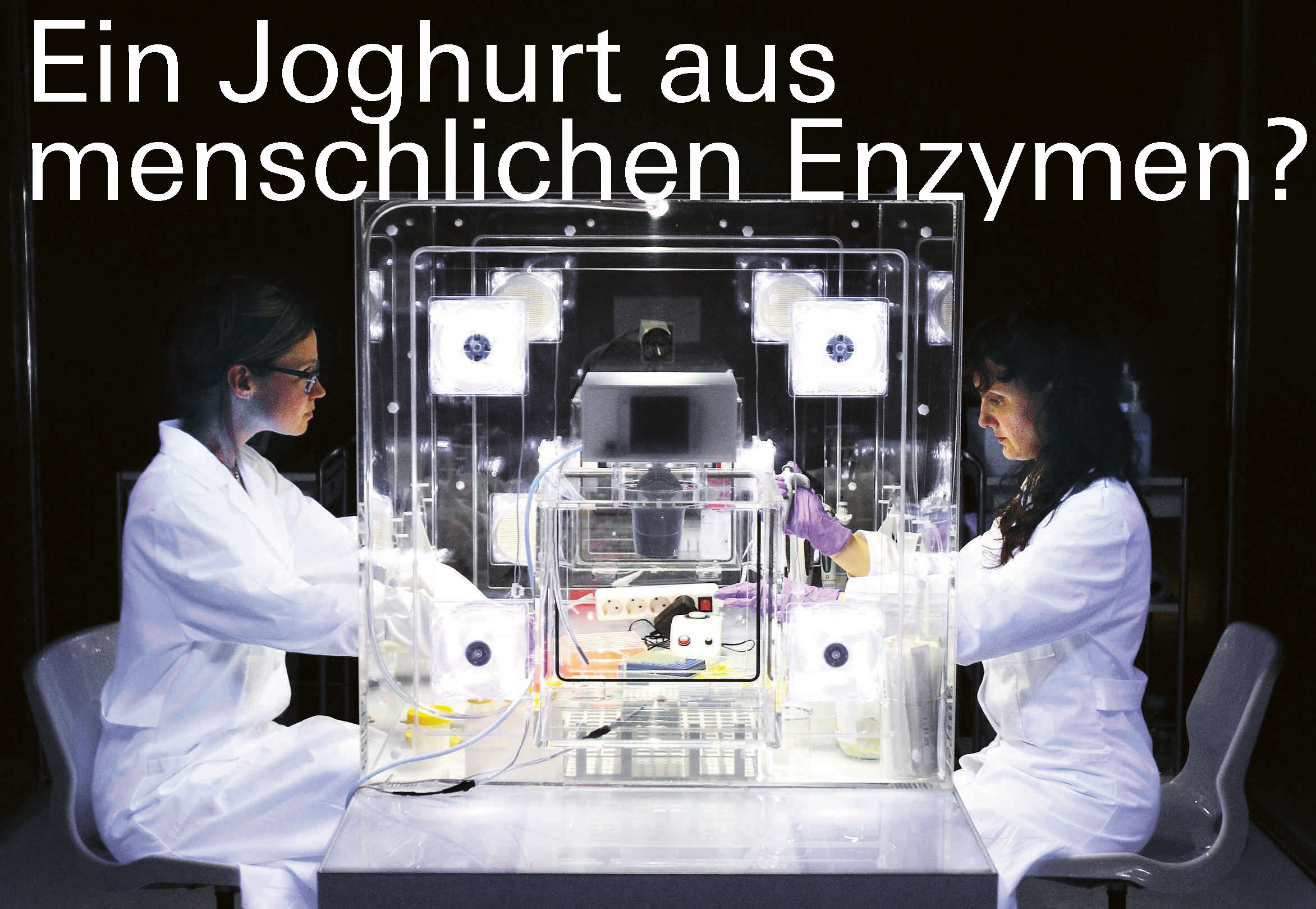 Forscherinnen vor Apparatur