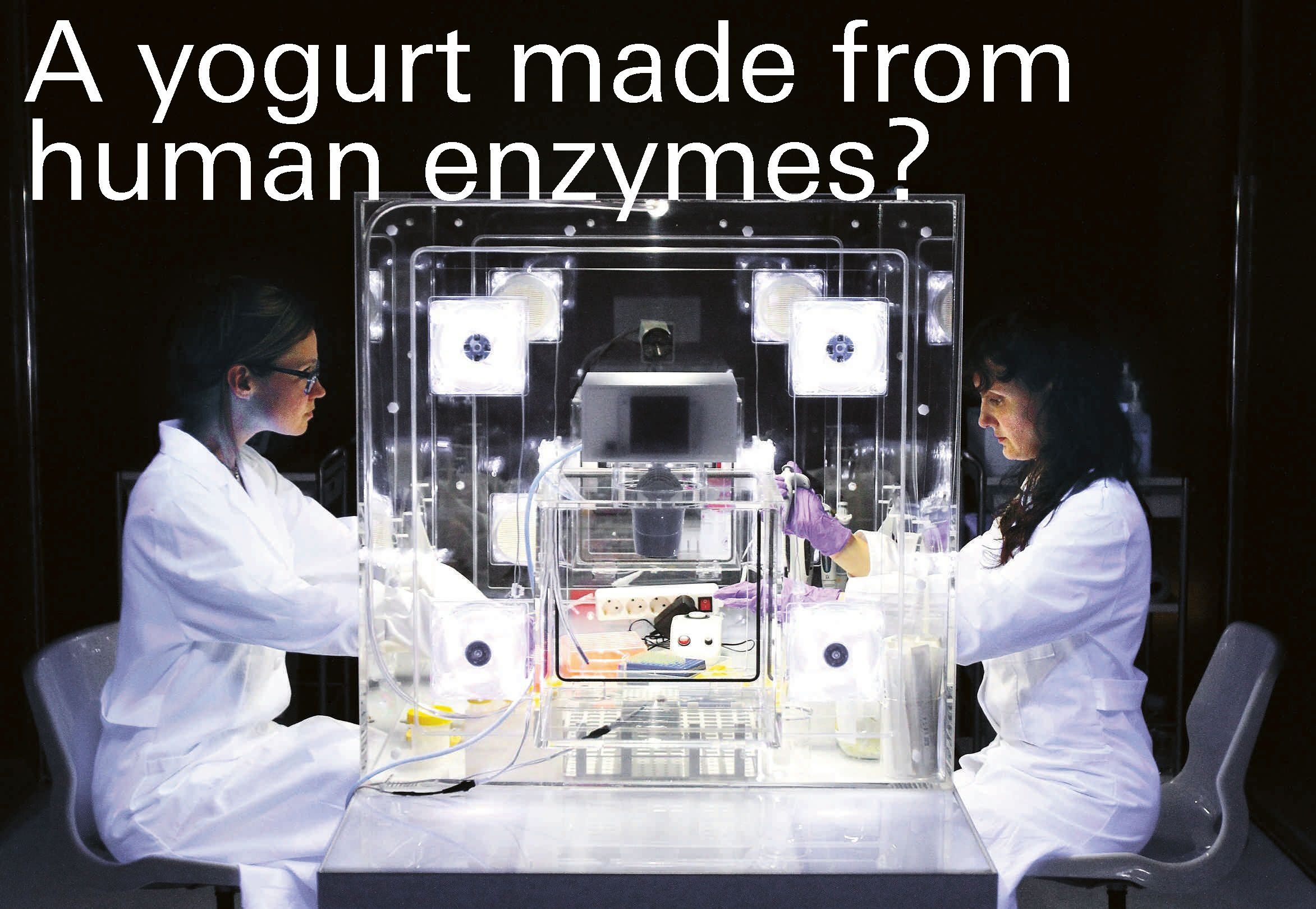  Researchers in front of an apparartus
