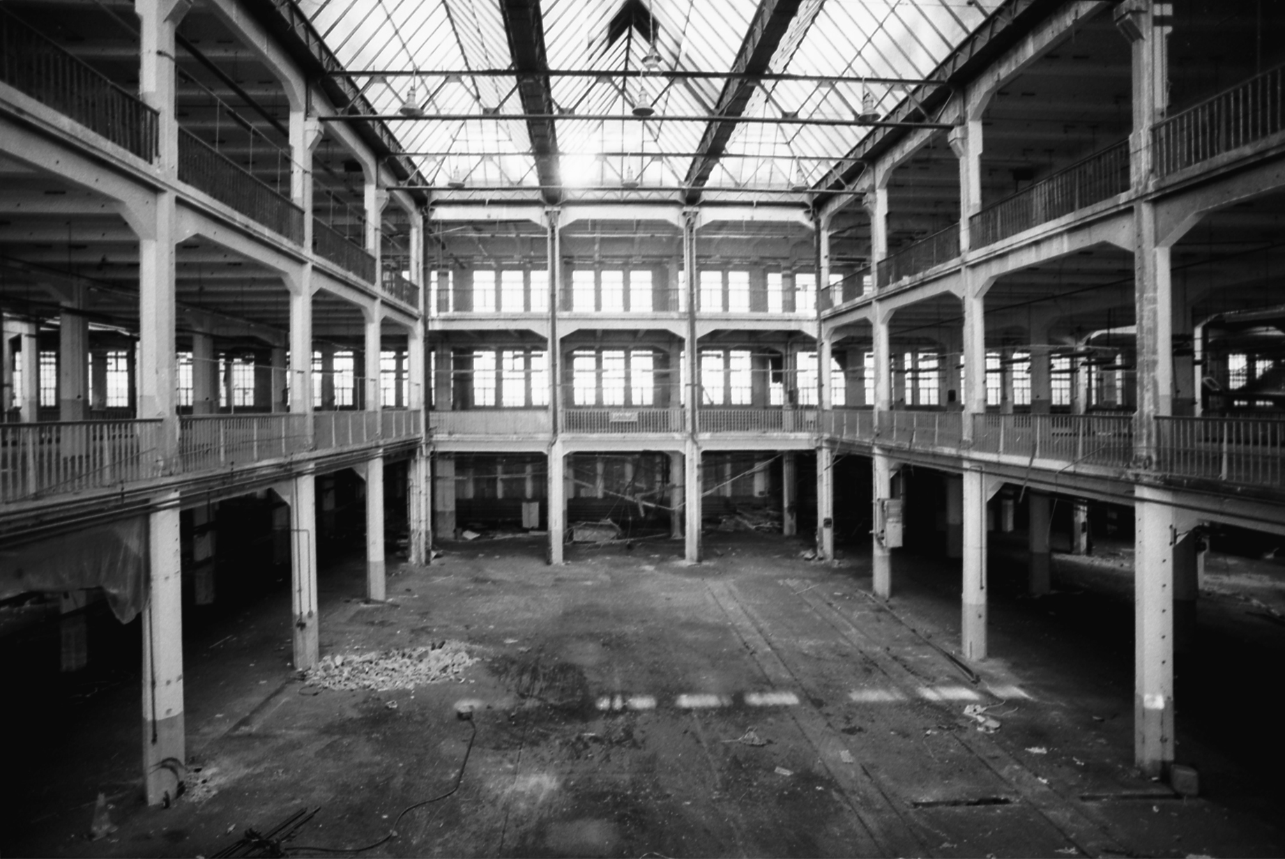 Ein Blick in den Lichthof des leeren, unrenovierten Hallenbaus.