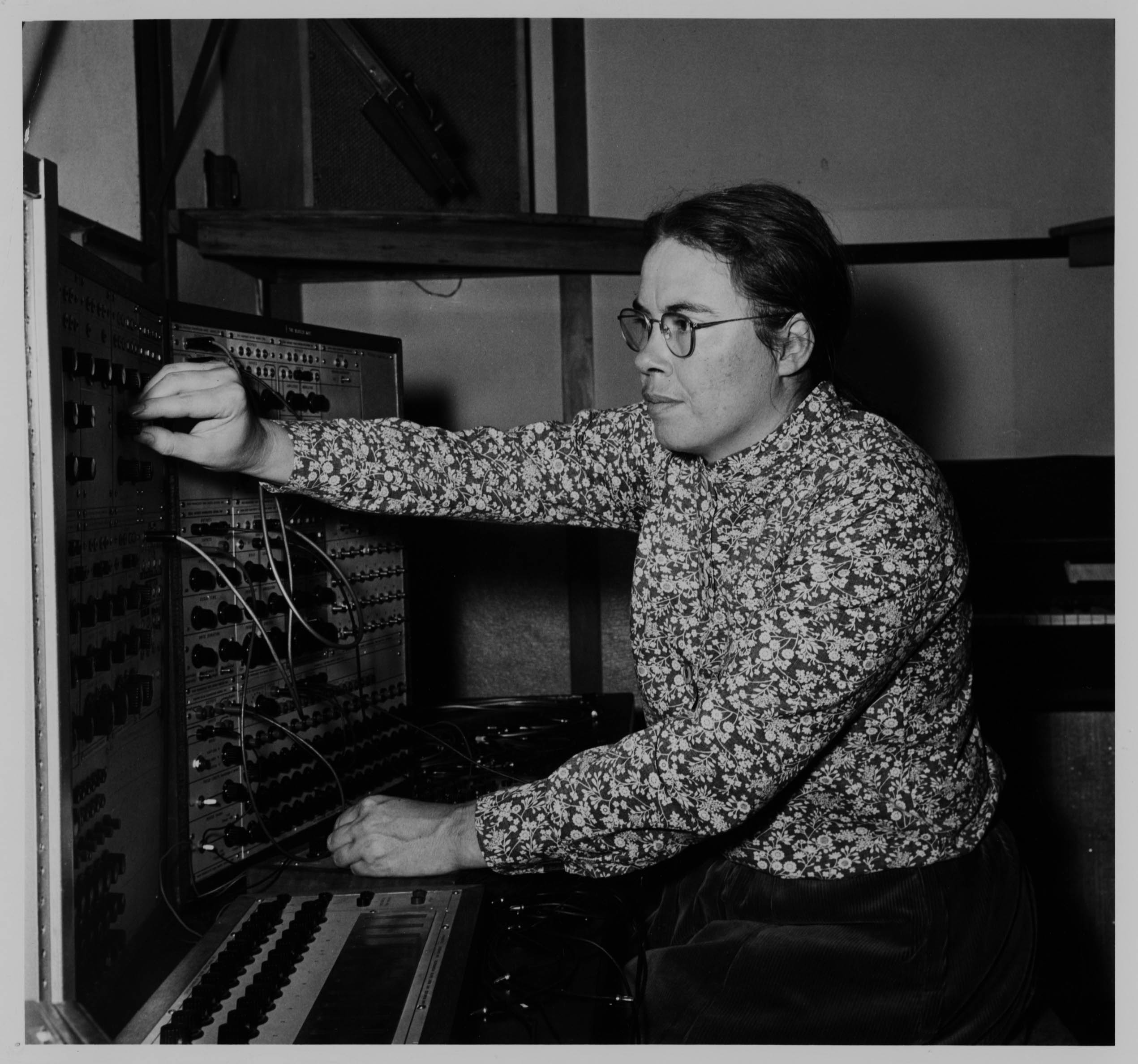 schwarz-weiß Portrait Pauline Oliveros