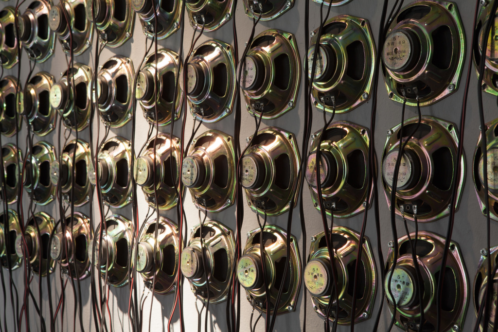 Technische Elemente von Lautsprechern, fixiert an einer Wand