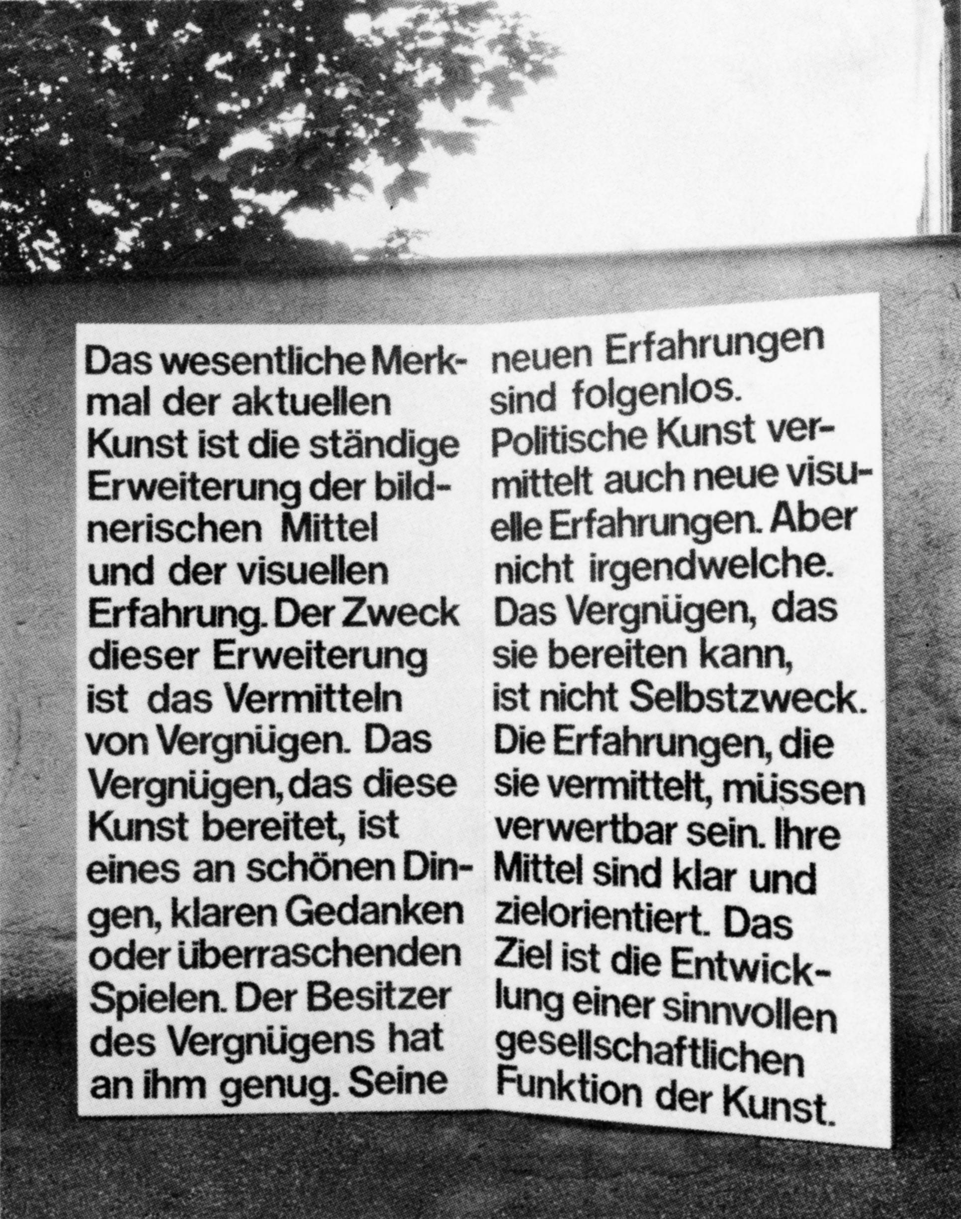 Zwei Meter hohe weiße Holztafel mit schwarzem Text