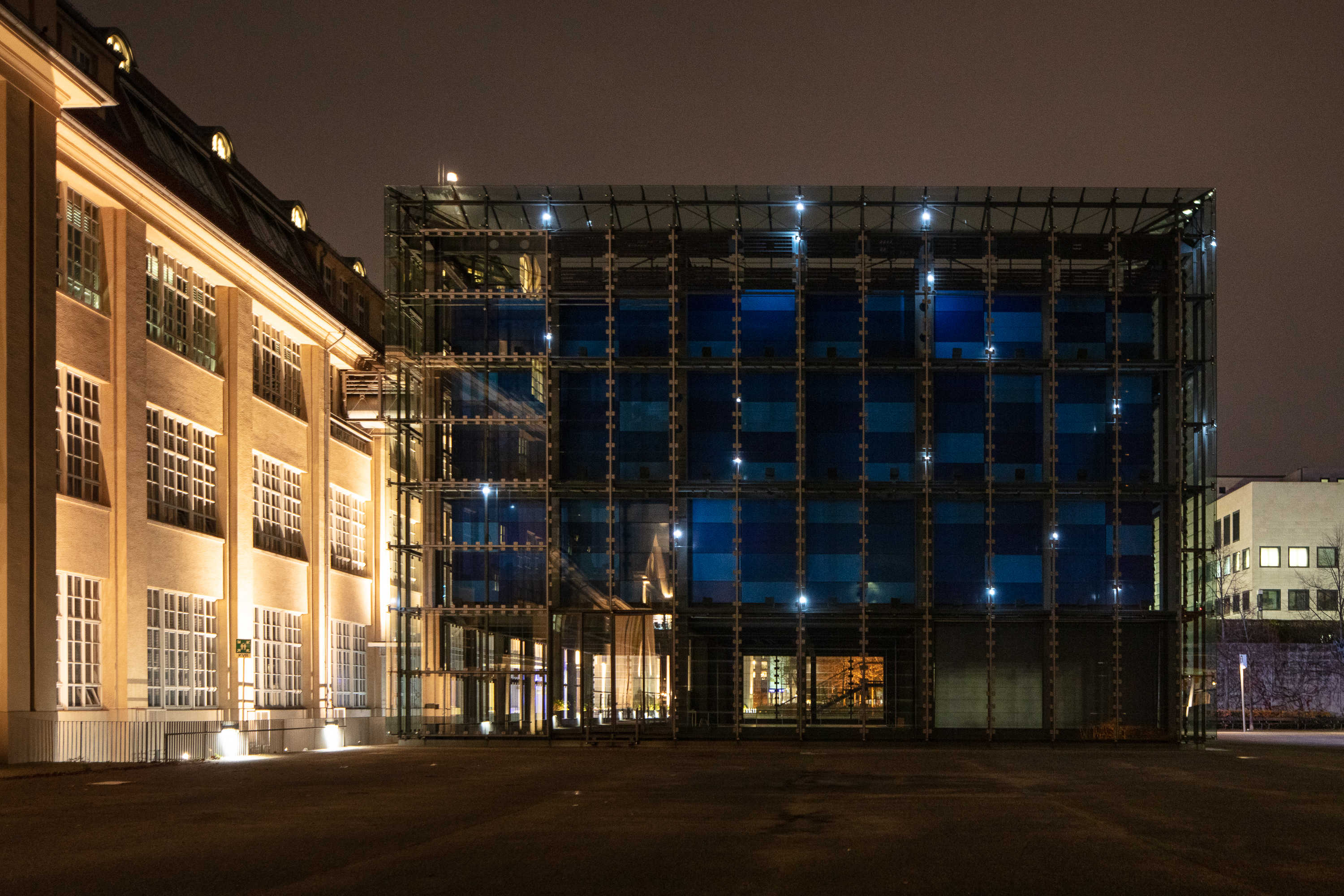 Der gläserne Kubus des ZKM funkelt im Dunkeln mit hellen Lichtpunkten. Eine Installation von Walter Giers.