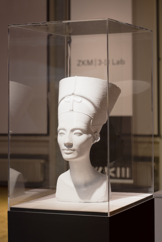 Eine Vitrine mit einem 3D-Druck von Nofretete