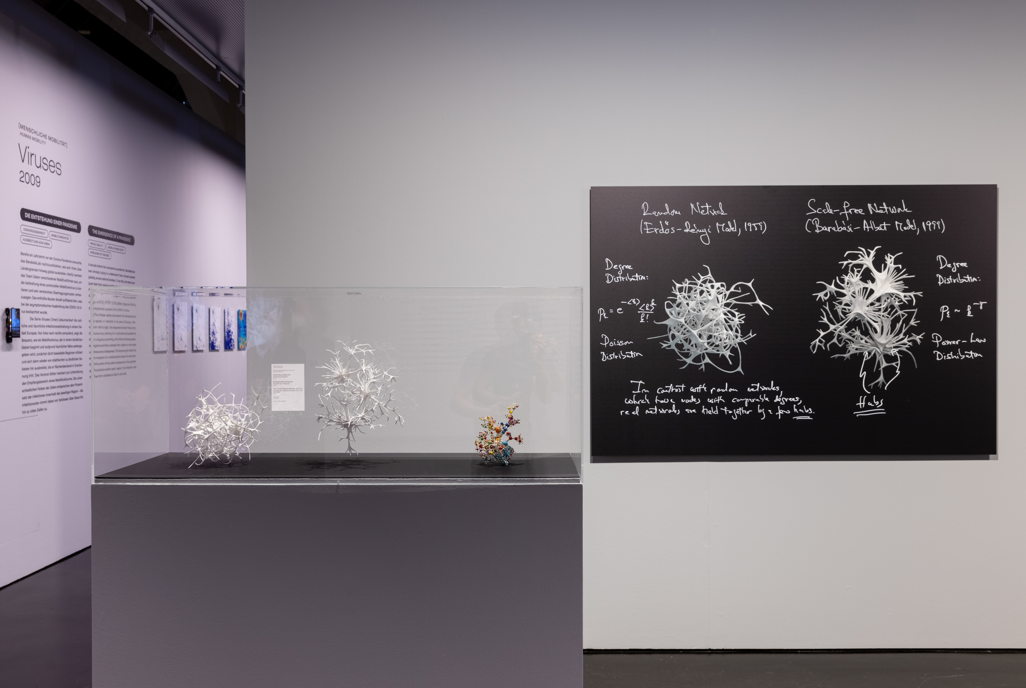 Ausstellungsansicht mit »Network Canon« als 3D-Modell und Bild an der Wand.