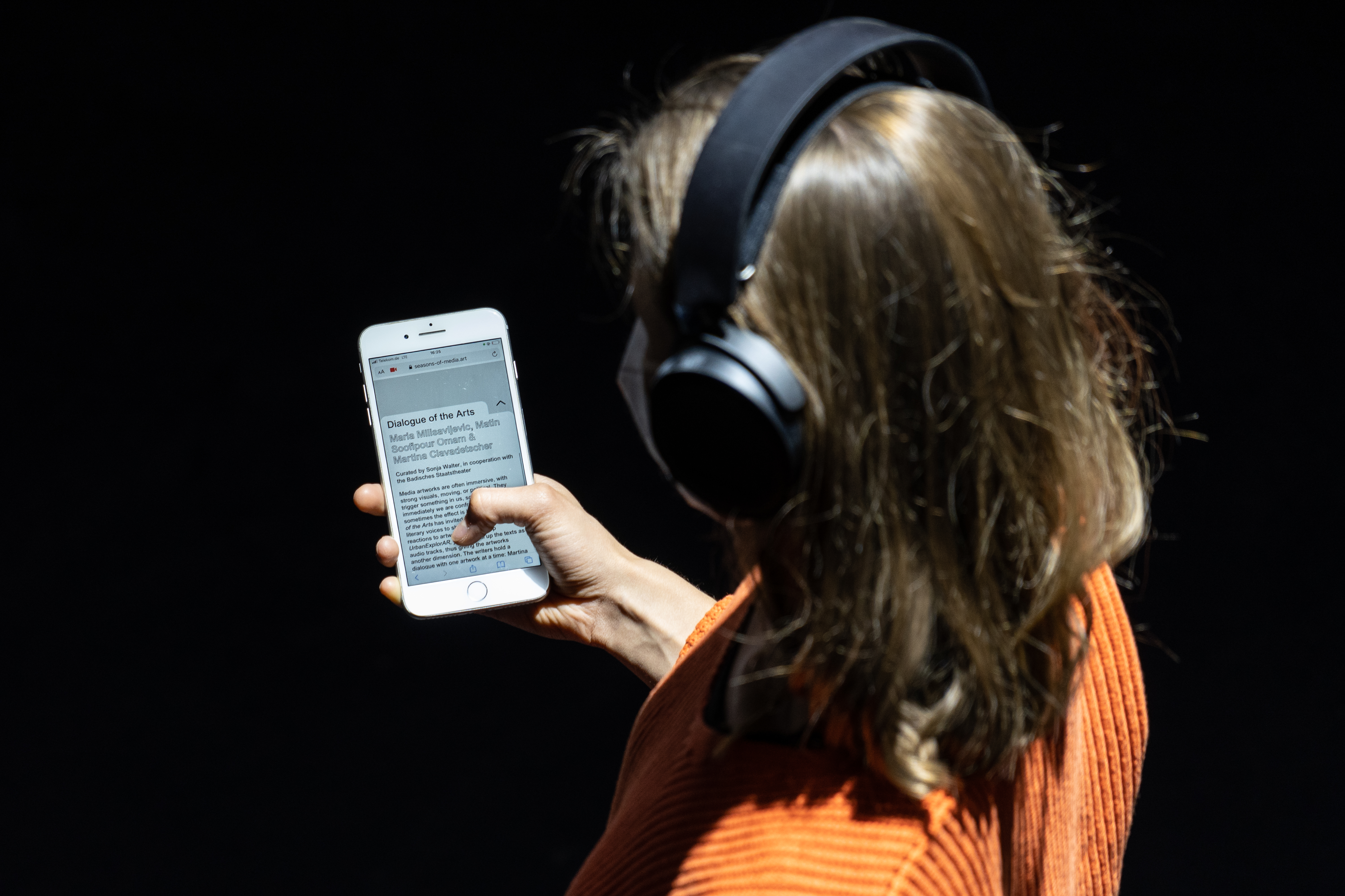 Zu sehen ist der Ausschnitt eines jungen Mädchens, welches ein Smartphone in der Hand hat.