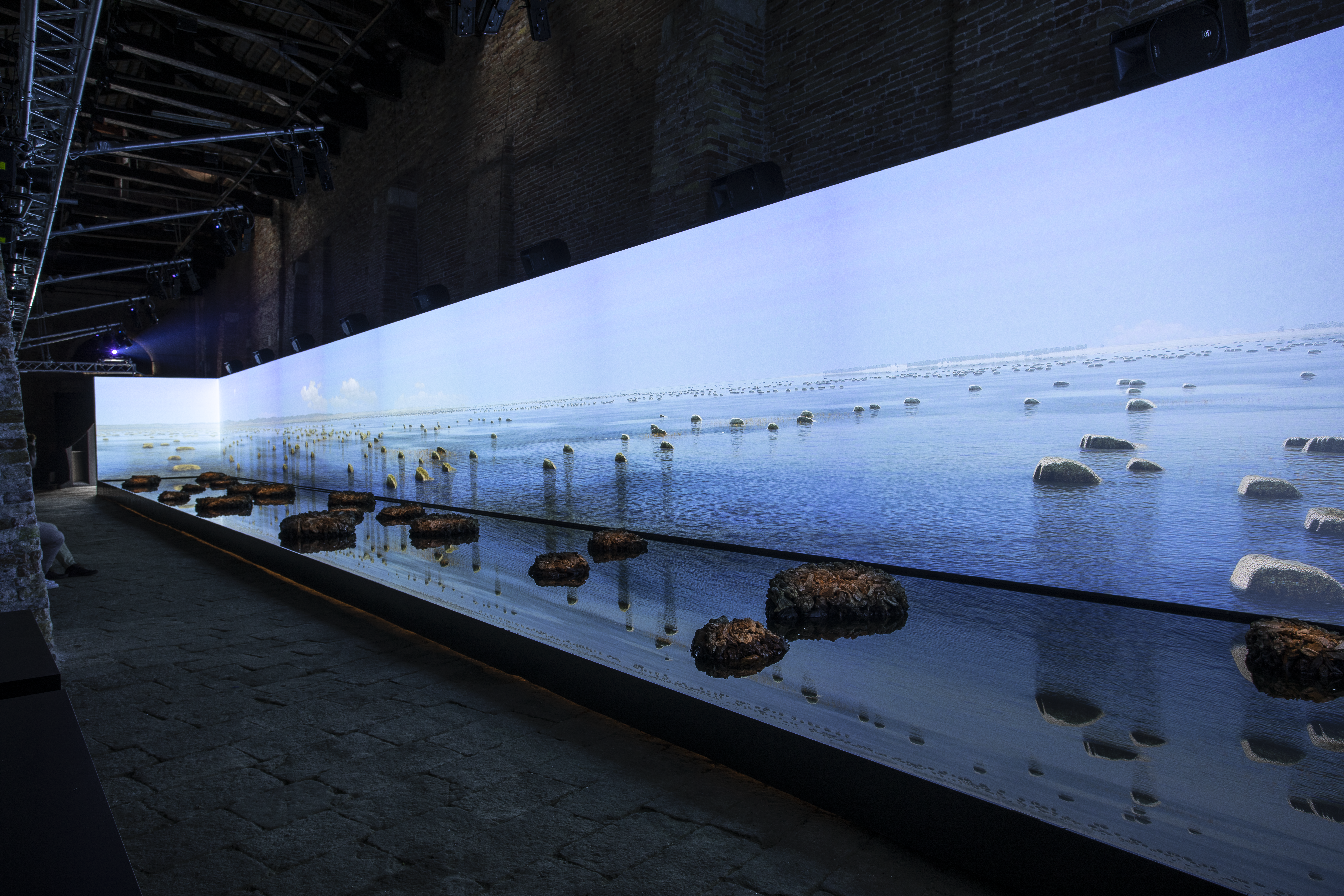 Aufnahme von »Living Rocks: A Fragment of the Univers«, Wasserlandschaft, in der vereinzelt Steine platziert sind