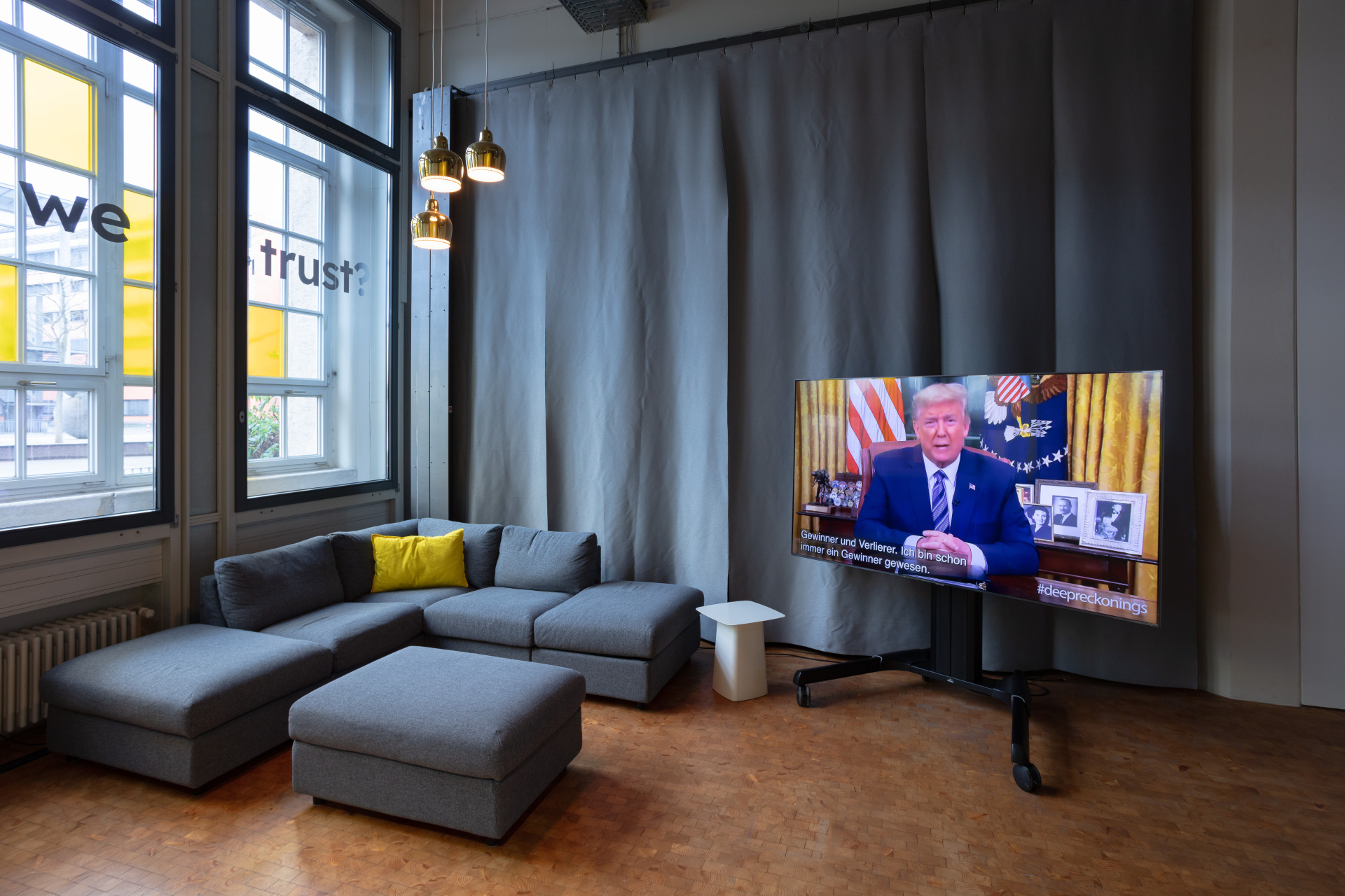 Couchecke mit Bildschirm in der Digiloglounge Nr. 1