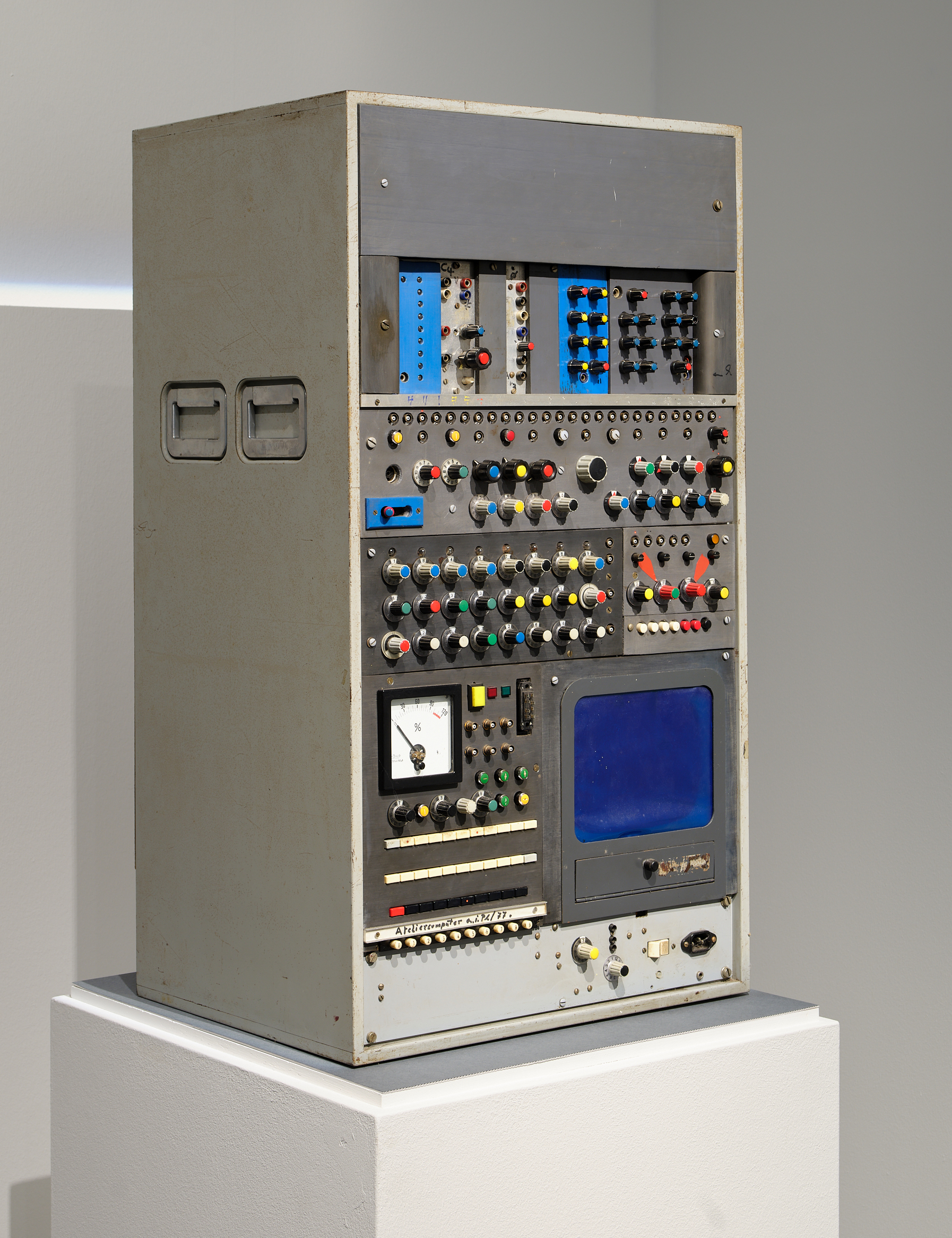 »Ateliercomputer a.i.70/73« von Oskar Beckmann. Zu sehen ist ein rechteckiges Objekt mit sehr vielen Bedienelementen. 