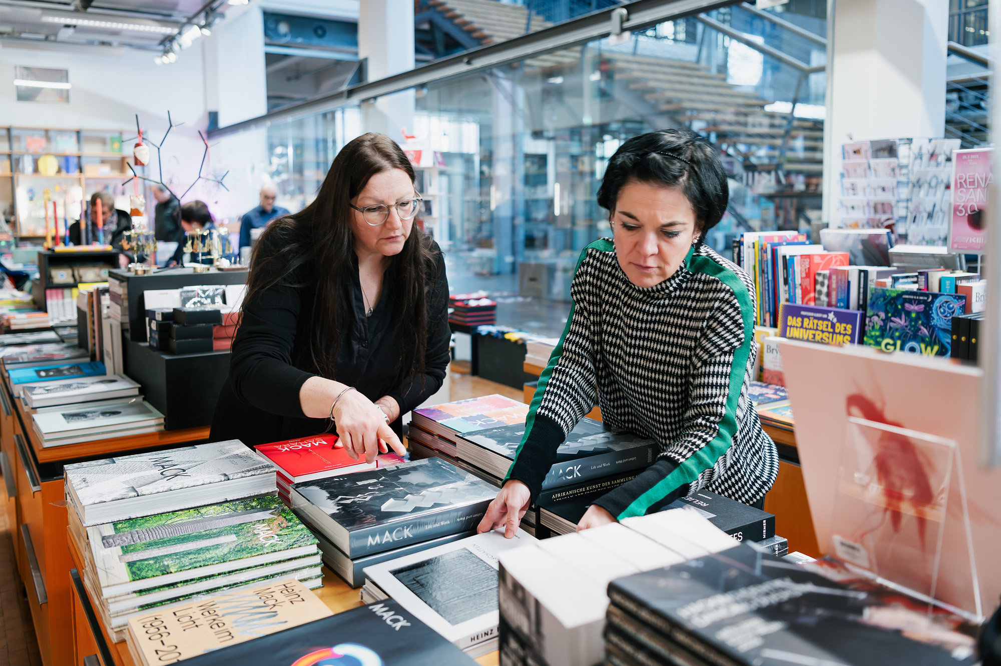 Zwei Frauen beim Richten der Bücher im ZKM Shop.