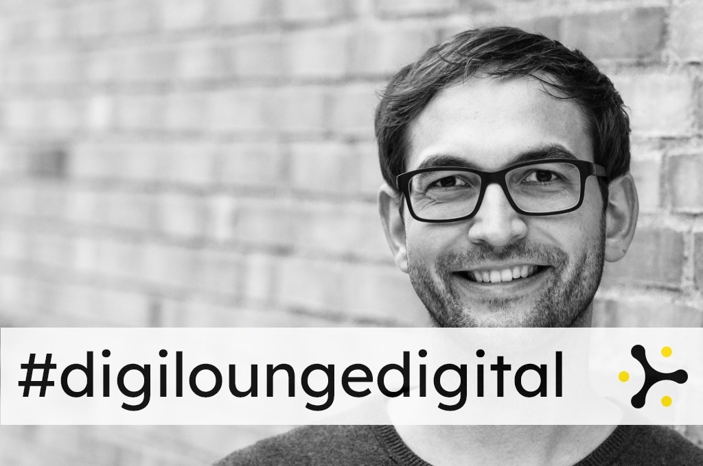 Zu sehen ist ein Mann mit Brille der in die Kamera schaut. Auf dem Bild steht #digiloungedigital.