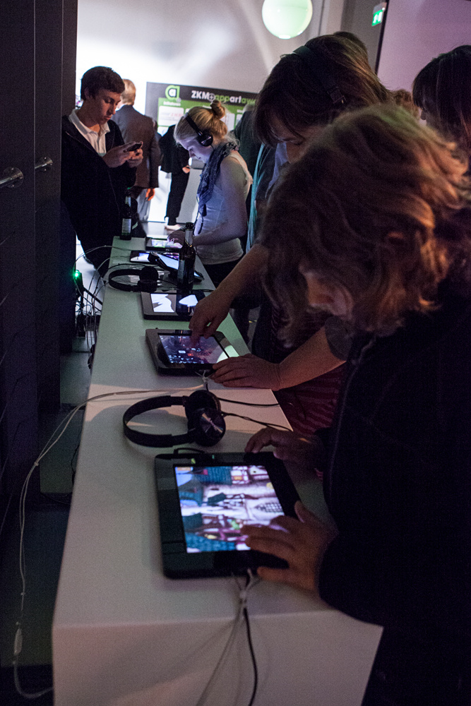 Personen testen Apps auf Tablets