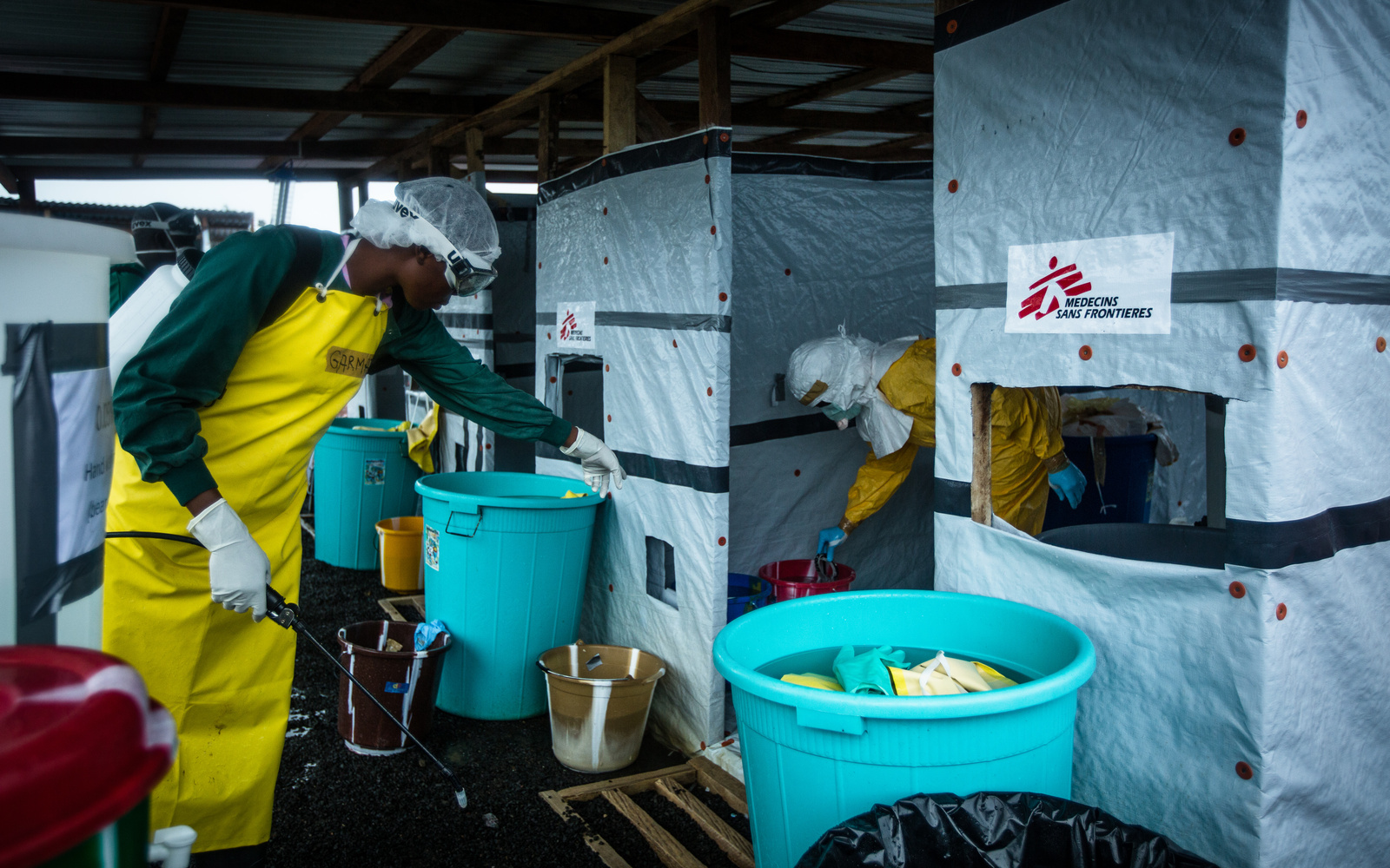 Dekontamination nach dem Verlassen der Hochsicherheitszone in  ELWA3, dem Ebola-Behandlungszentrum von Ärzte ohne Grenzen in Monrovia, Liberia.