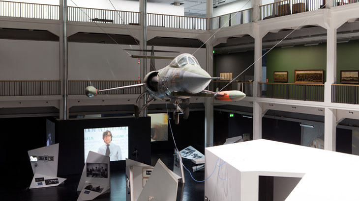 Flugzeug hängt an Seilen in einem Lichthof