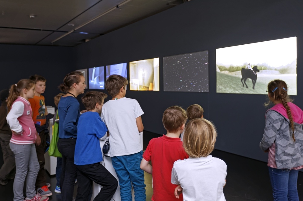 Kinder bei einer Seh-Reise in die Welt der Computerspiele.