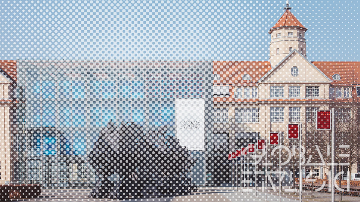 Gebäude mit Glaskubus