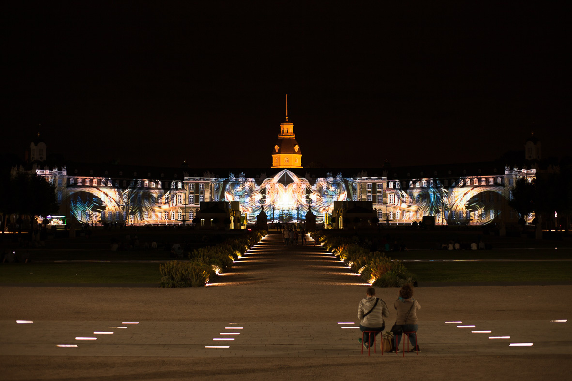 Auf das Karlsruher Schloss projizierte Wellen