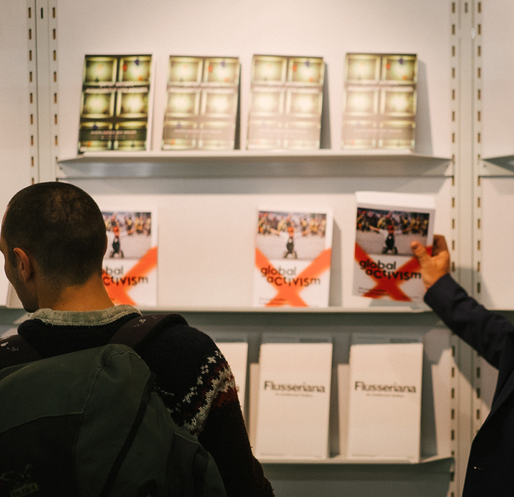 Zwei Männer stehen vor einem Regal voller Bücher