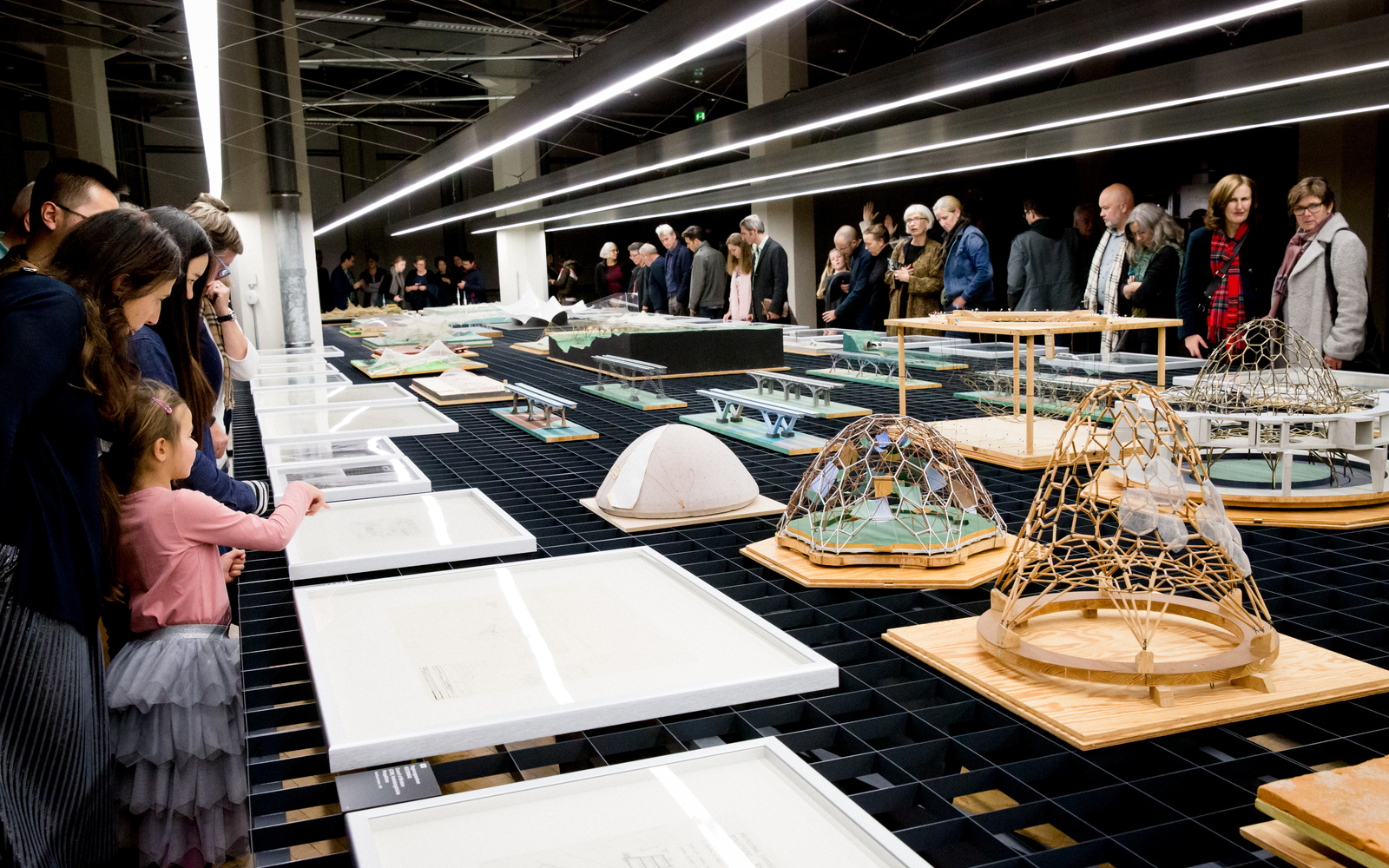 Besucher in der Ausstellung »Frei Otto. Denken in Modellen«