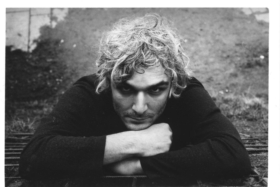 Das Foto zeigt ein Portrait des Musikers Antonis Anissegos