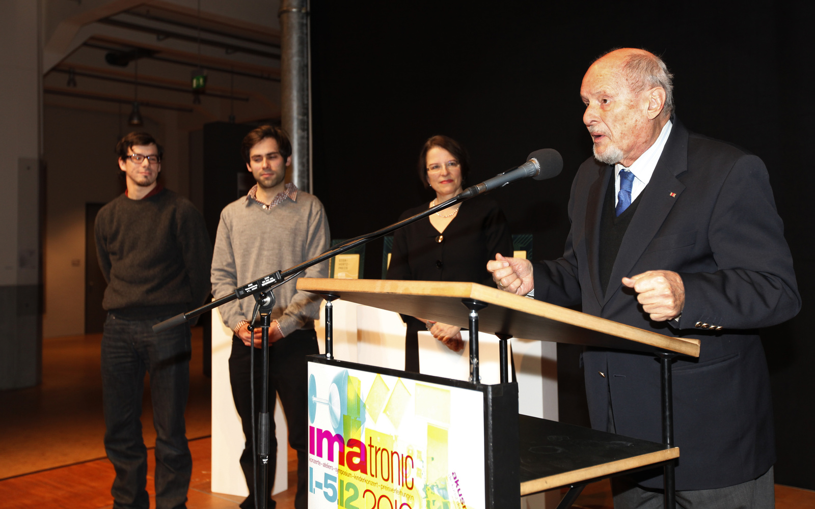 Preisverleihung Giga-Hertz-Preis 2010 und Walter-Fink-Preis des ZKM; Laudatio Walter-Fink-Preis: Christine Fischer (Gewinner des Fink-Preises Pipo Tafel und Daniel Berwanger gemeinsam mit Walter Fink)