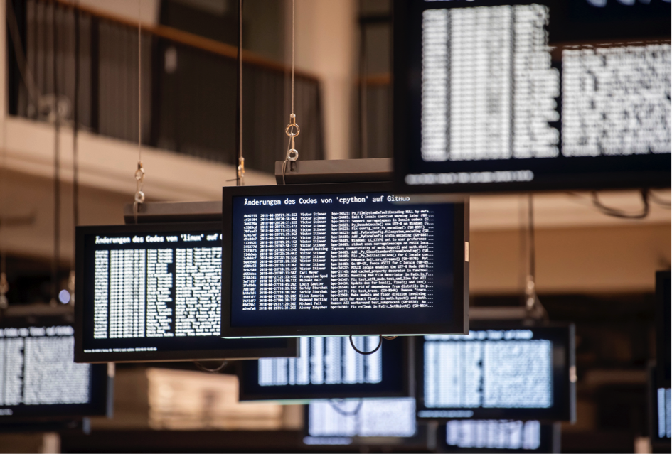 Bildschirme, die viele Daten zeigen, hängen im OpenHUB.