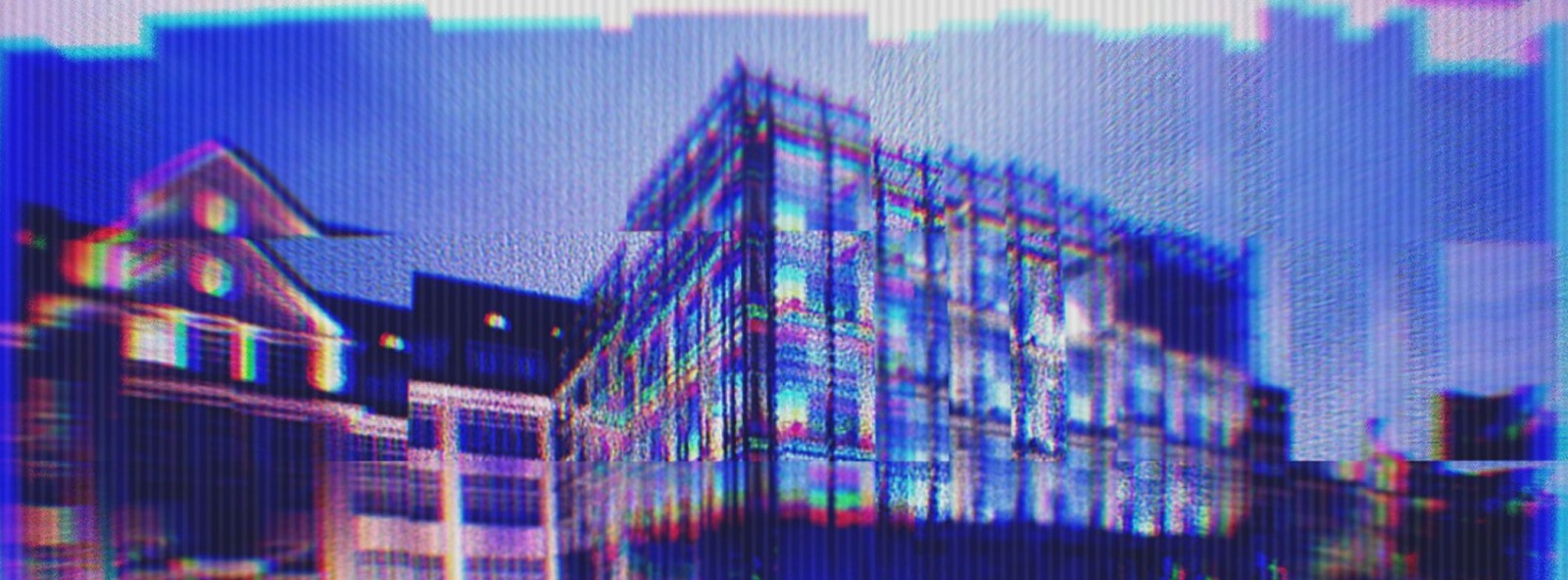 Ein digital verzertes Bild des ZKM Kubus, das am Abend aufgenommen wurde.