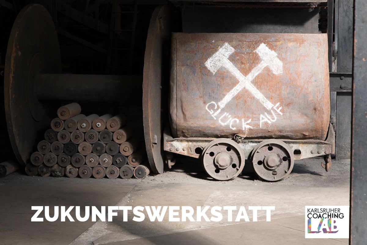 Ein rostiger Güterwaggon mit der Aufschrift »Glück auf«