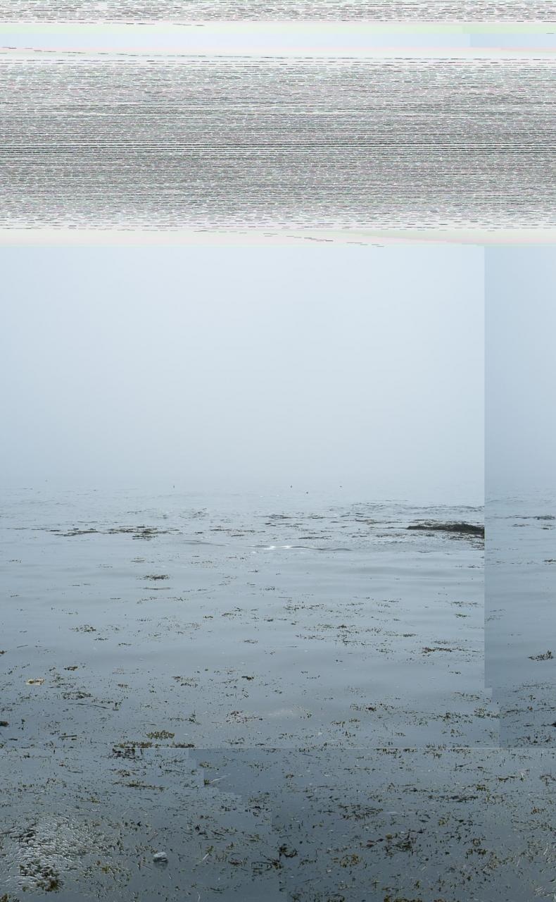 Helle Wasseroberfläche mit digital rauschendem Himmel in hell blauen Farben