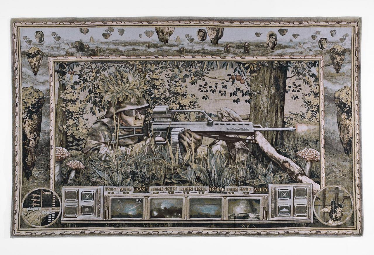 Gewebte Darstellung eines liegenden Soldaten mit Gewehr in einer Waldlandschaft