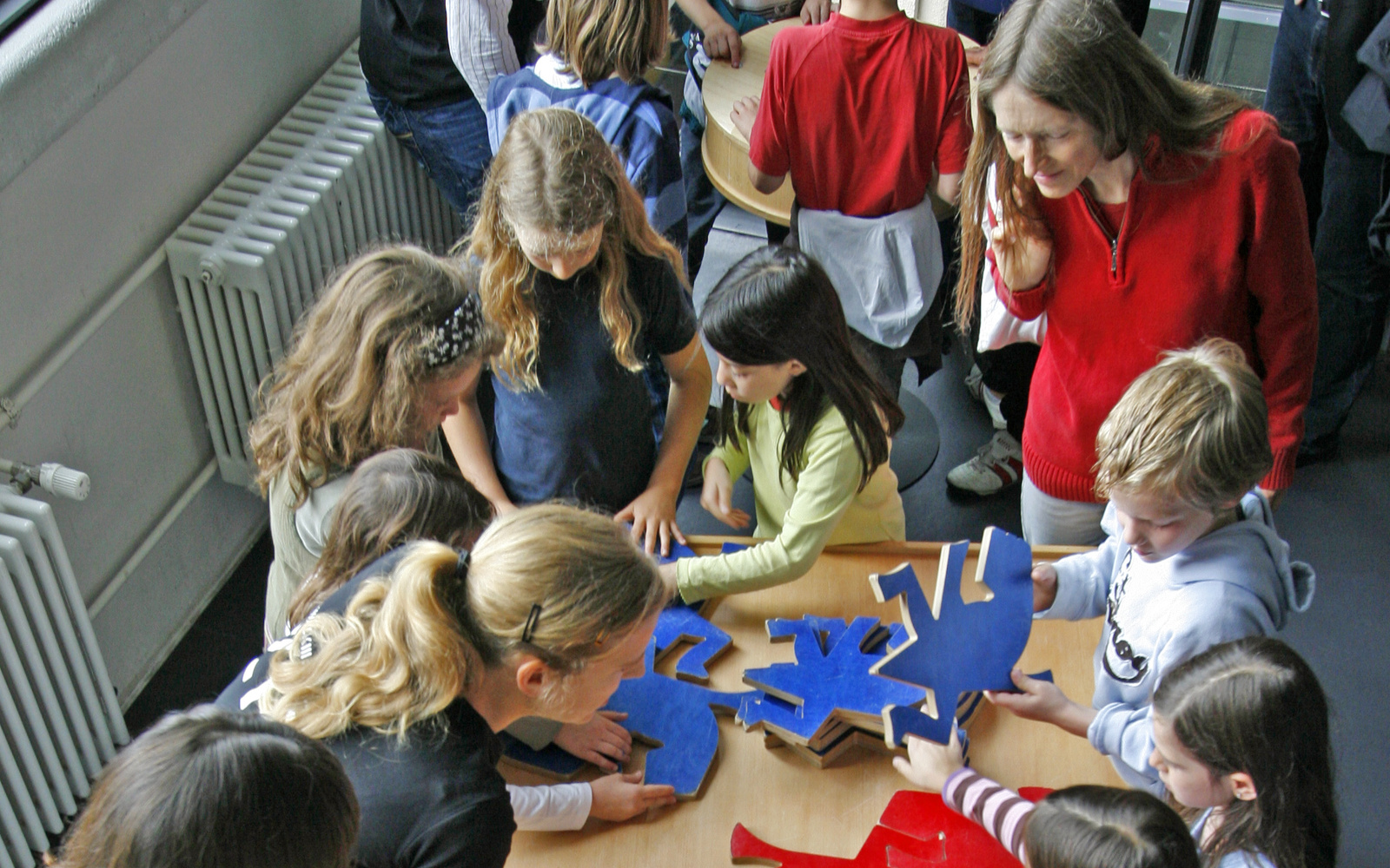 Kinder spielen Puzzelteilen