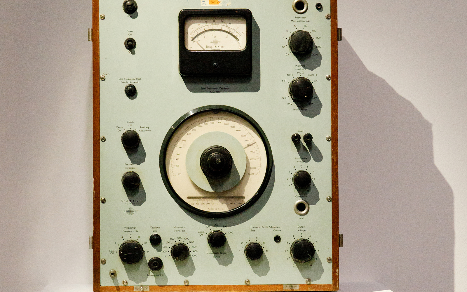 Blick in die Ausstellung »Durch den schalldichten Vorhang. Das Experimentalstudio des Polnischen Rundfunks«