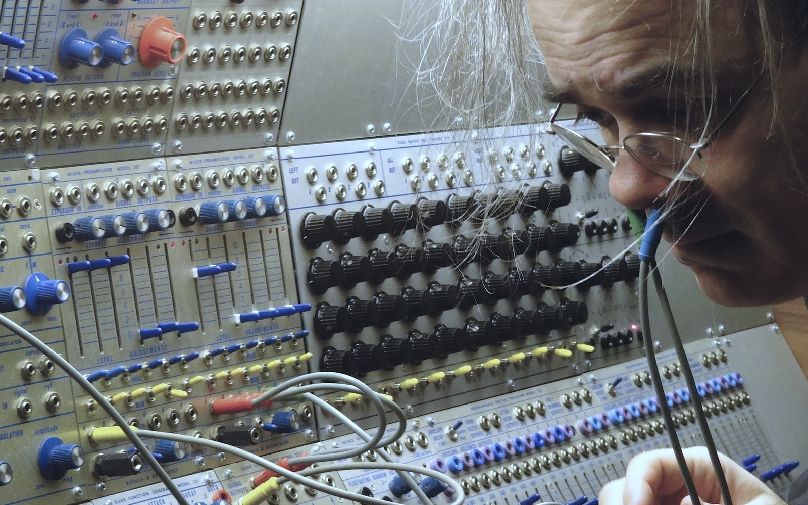 Frederic Acquaviva vor einem Synthesizer. 