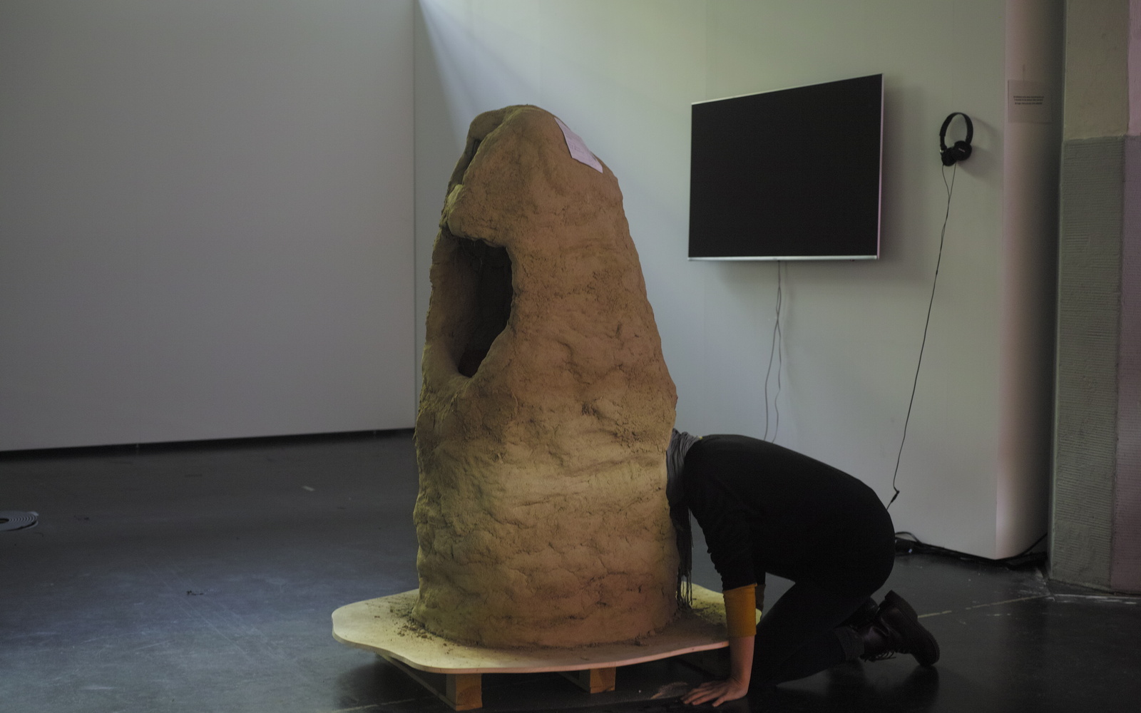 Diese Skulptur ist aus Lehm gefertigt (und von Lukas Marstaller und Oliver Boulam gebaut) und sieht einem Termitenhügel ein wenig ähnlich. Sie hat zwei Öffnungen, gerade groß genug, um den Kopf hineinstecken zu können.
